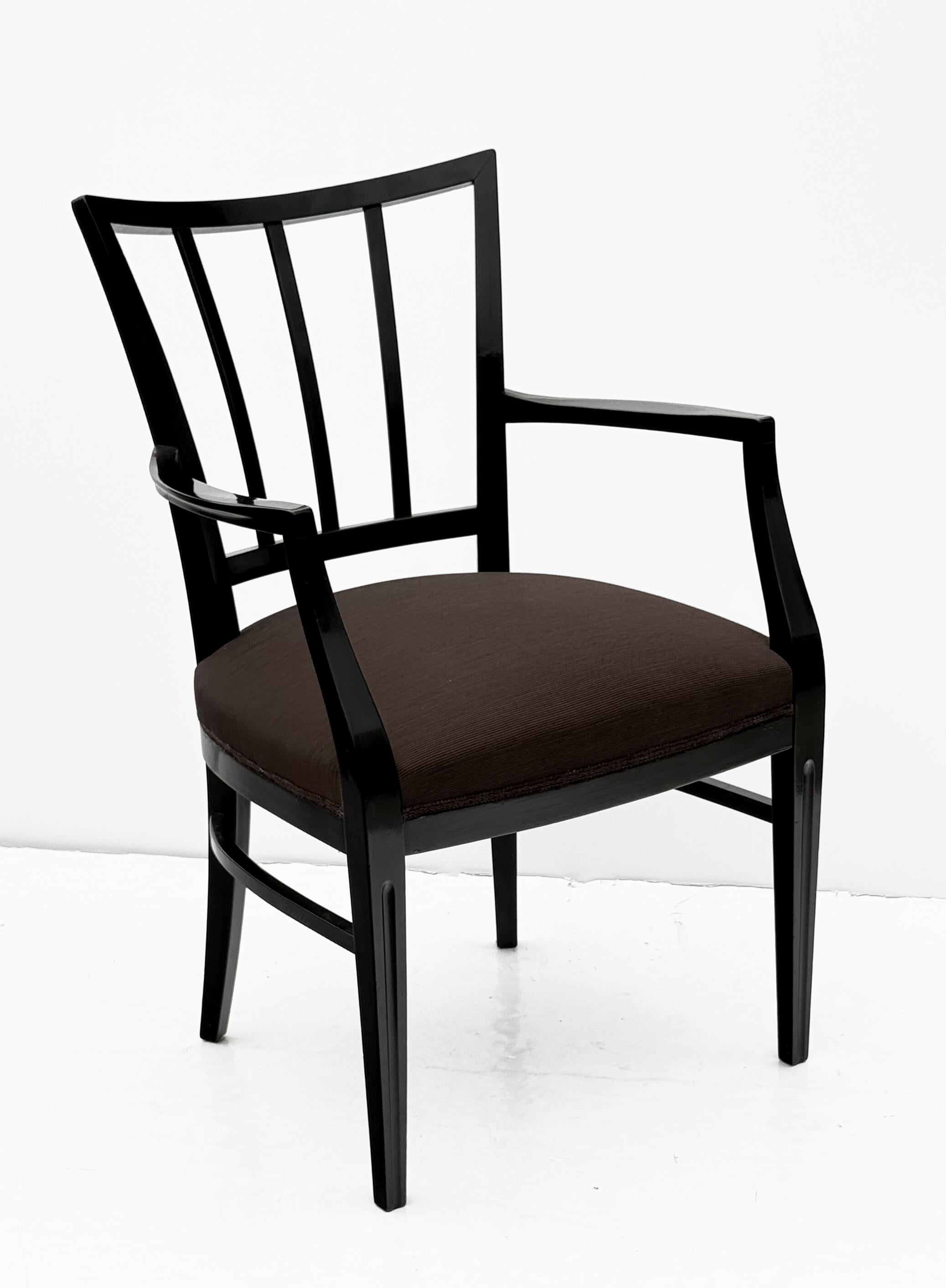 20ième siècle Ensemble de huit chaises de salle à manger modernes italiennes en Wood Wood noir et tissu Espresso en vente