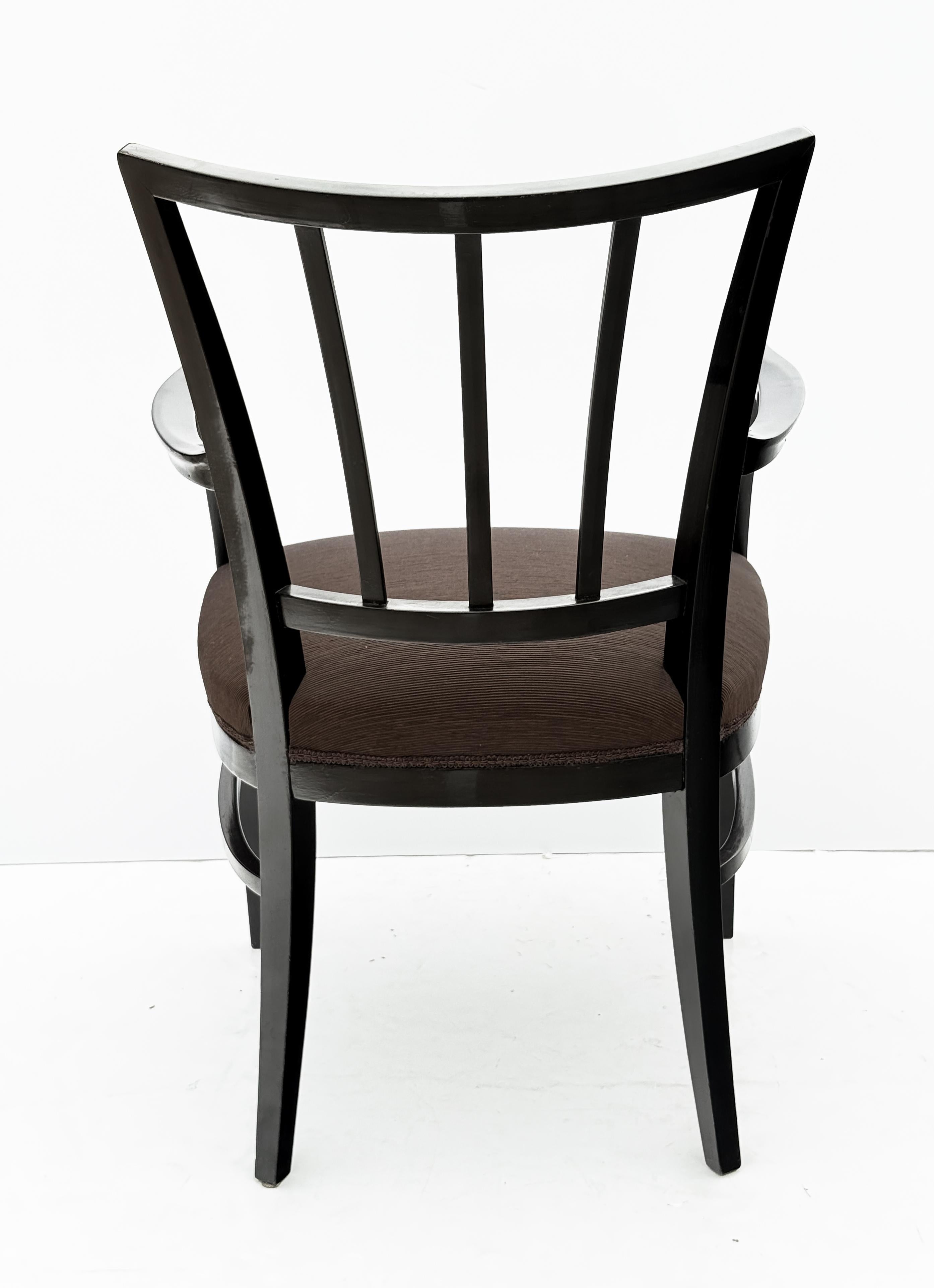 Ensemble de huit chaises de salle à manger modernes italiennes en Wood Wood noir et tissu Espresso en vente 1