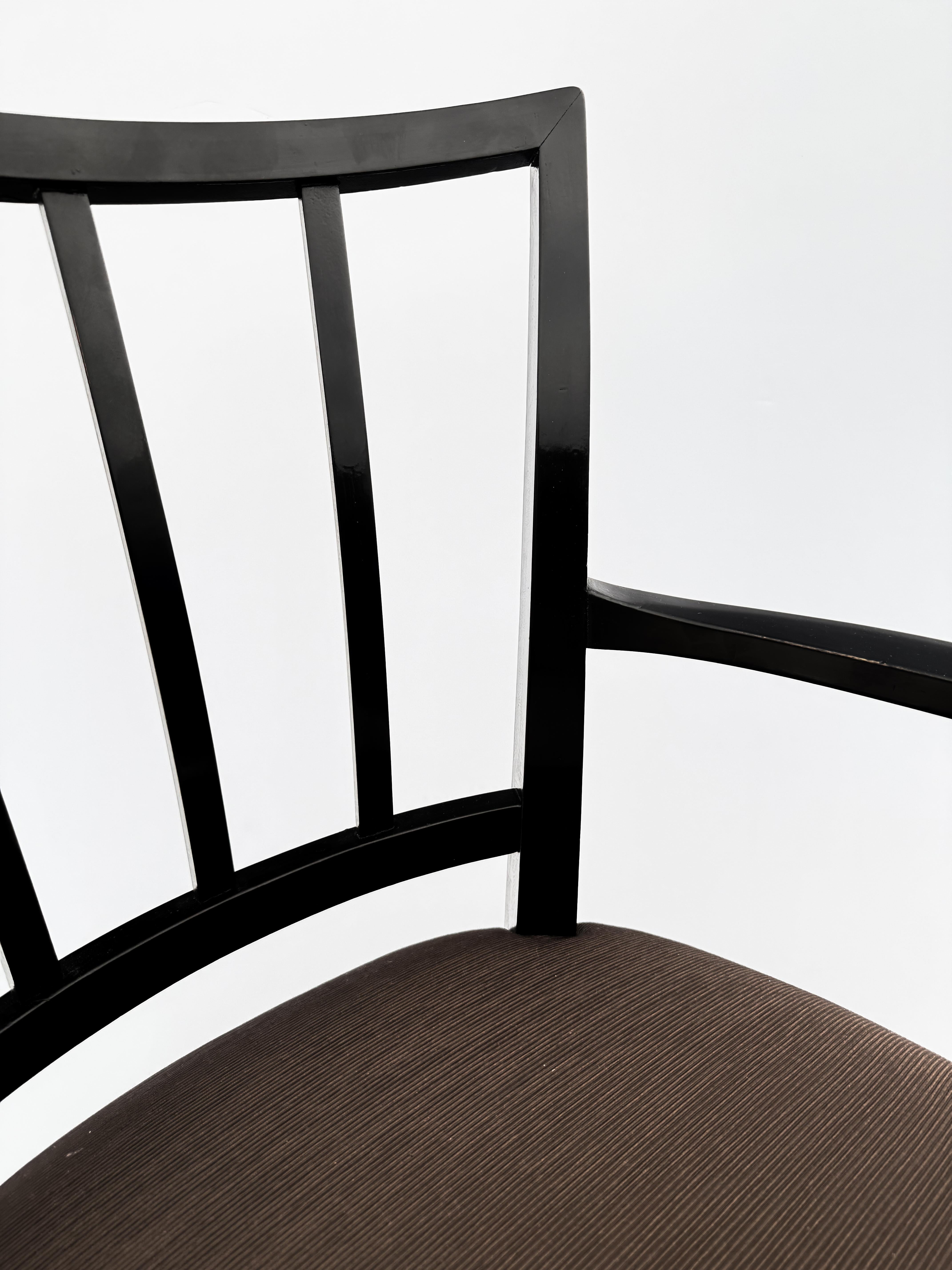 Ensemble de huit chaises de salle à manger modernes italiennes en Wood Wood noir et tissu Espresso en vente 2