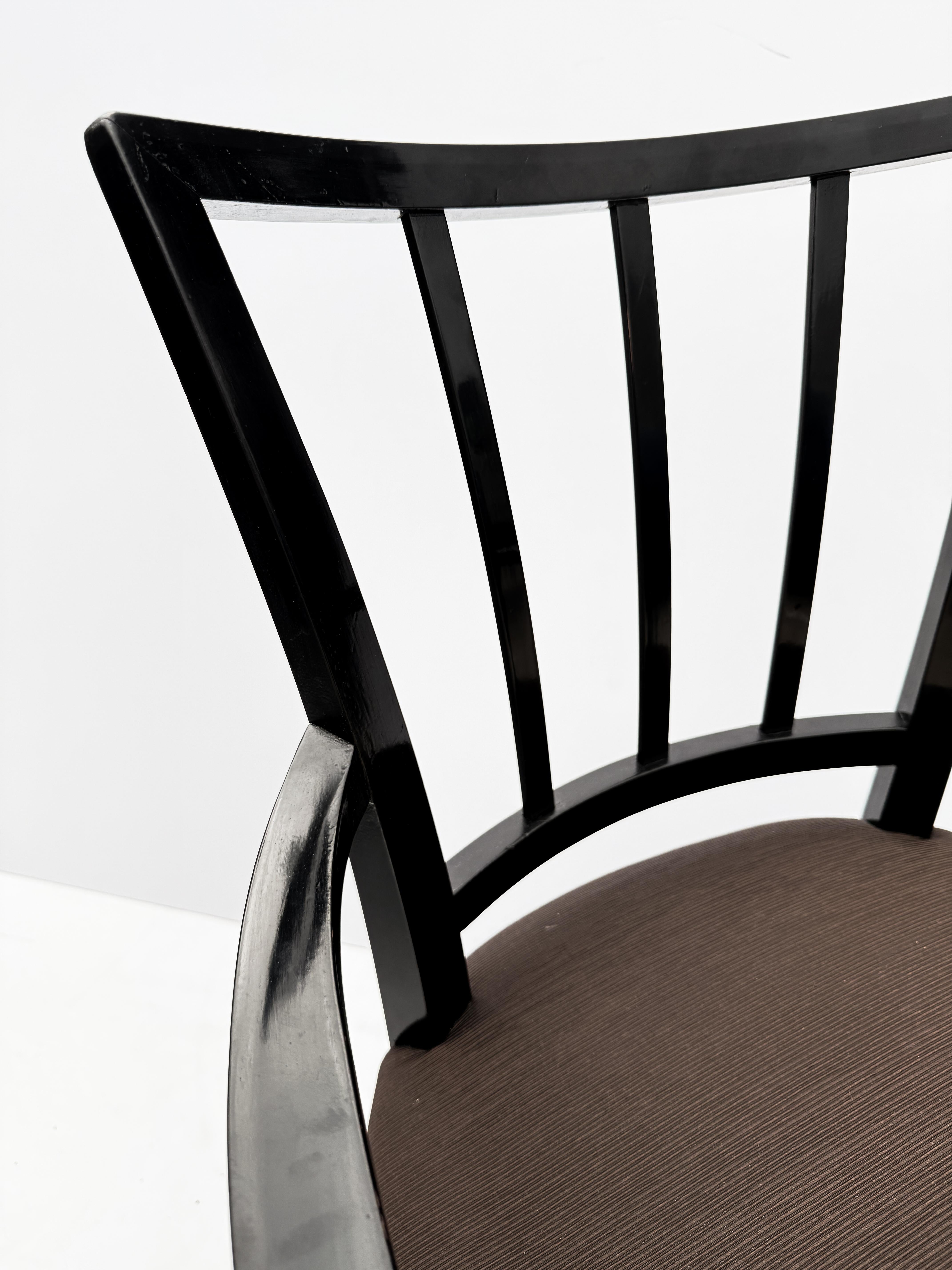 Ensemble de huit chaises de salle à manger modernes italiennes en Wood Wood noir et tissu Espresso en vente 3