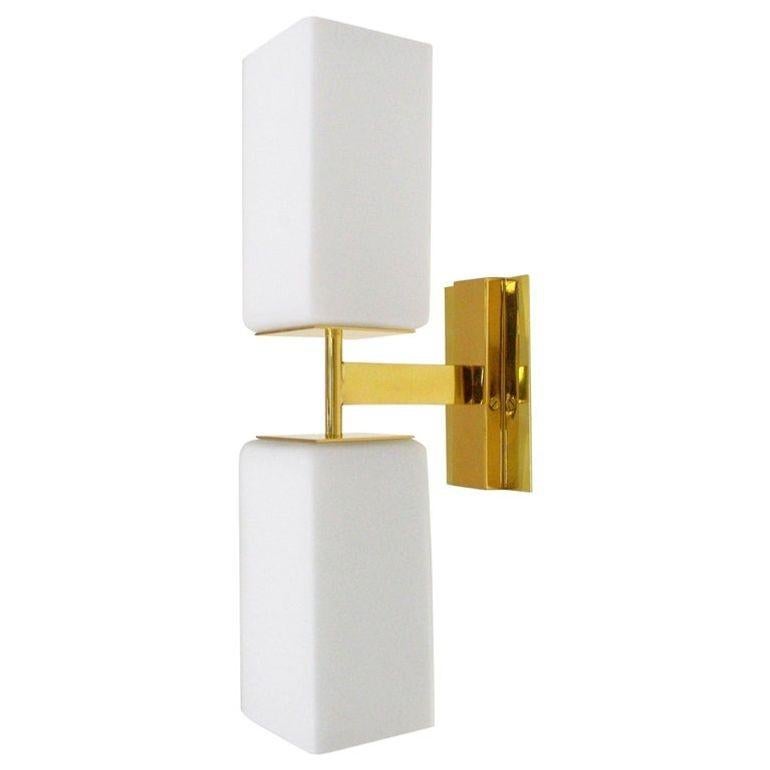 Set di otto appliques moderne italiane in vetro di Murano rettangolare bianco smerigliato montate su telai in ottone lucido / Made in Italy, anni '90 circa.