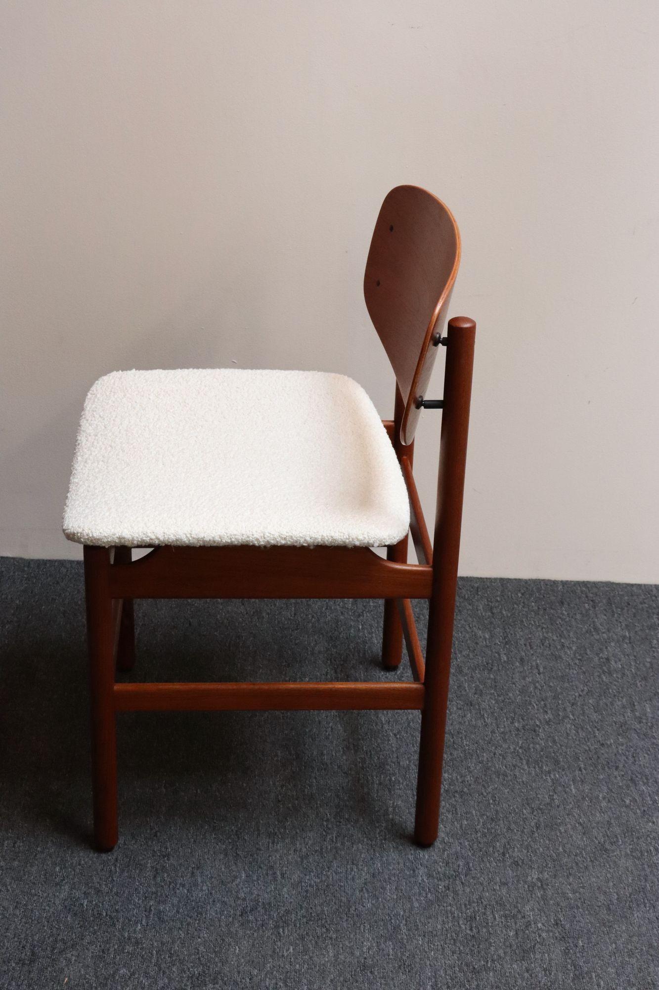 Acht moderne italienische Muschel-Esszimmerstühle aus Teak und Bouclé von Saporiti im Angebot 11