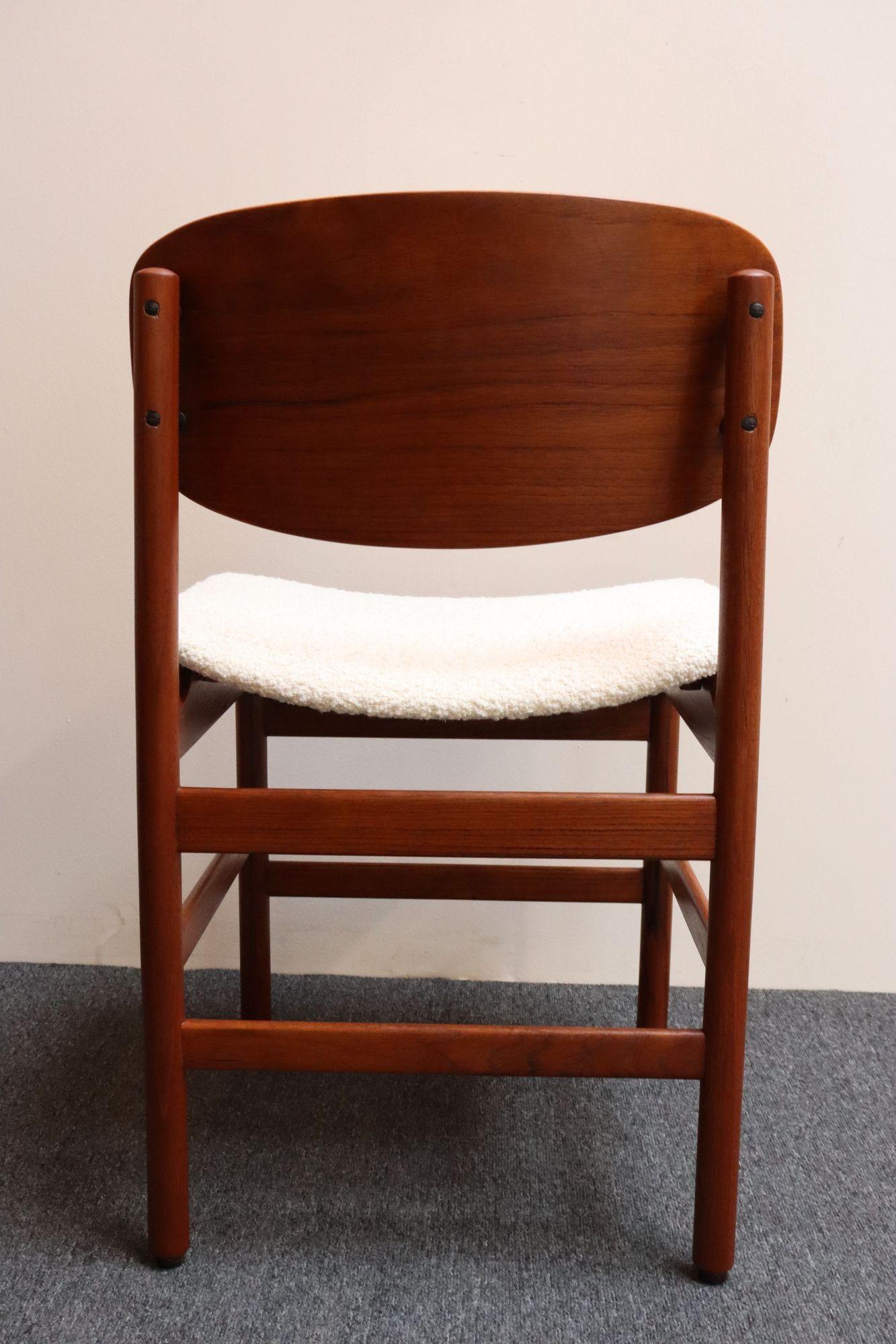 Acht moderne italienische Muschel-Esszimmerstühle aus Teak und Bouclé von Saporiti (Mitte des 20. Jahrhunderts) im Angebot