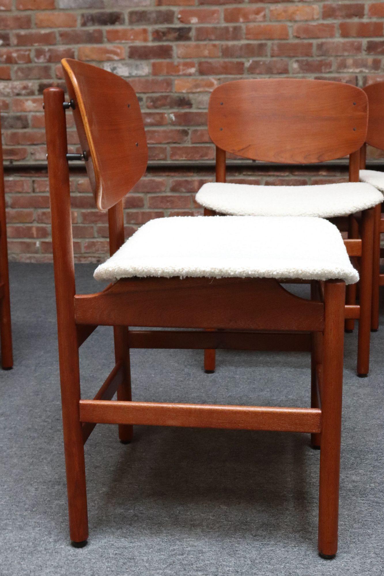 Acht moderne italienische Muschel-Esszimmerstühle aus Teak und Bouclé von Saporiti im Angebot 1