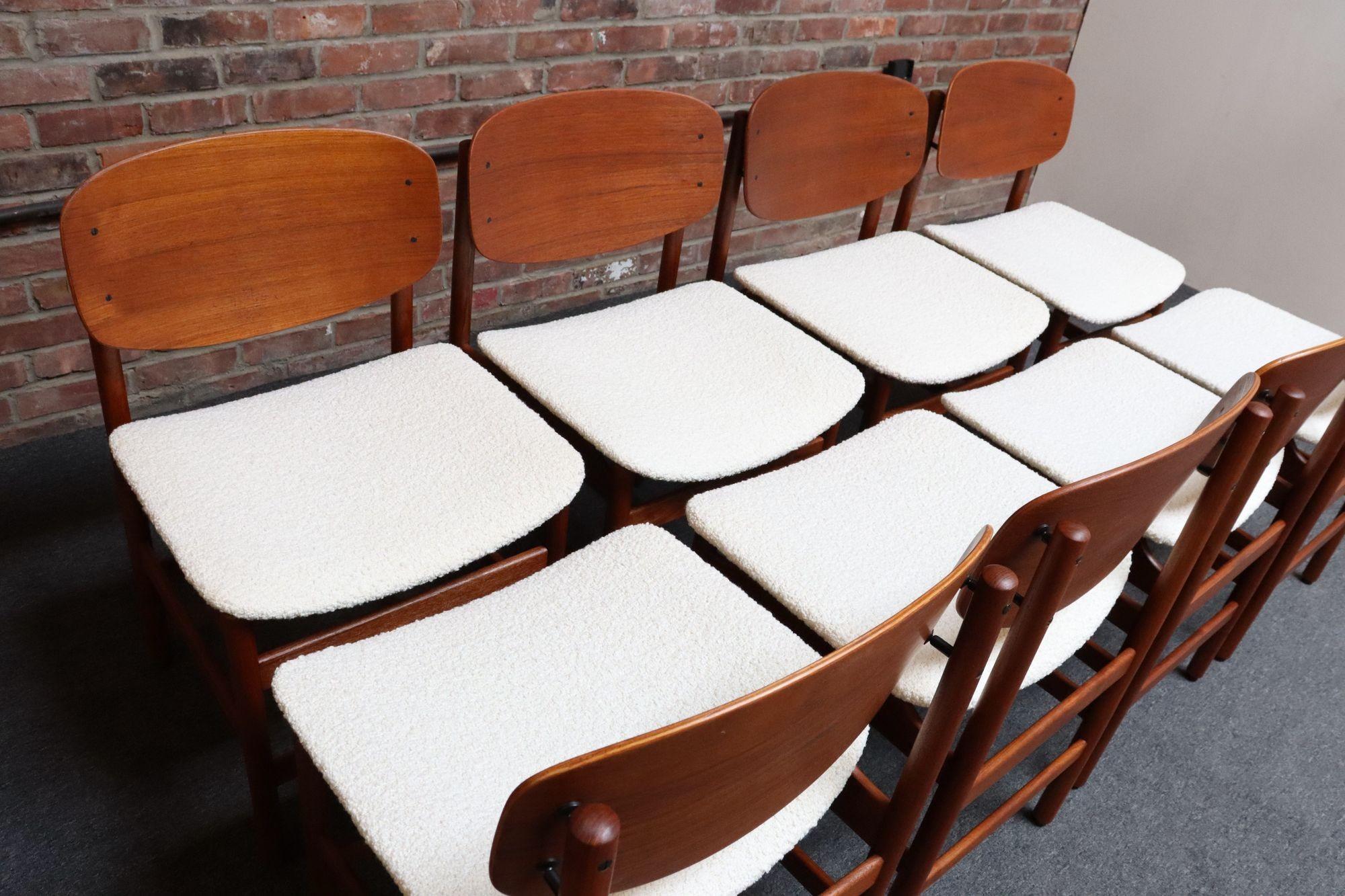 Acht moderne italienische Muschel-Esszimmerstühle aus Teak und Bouclé von Saporiti im Angebot 14