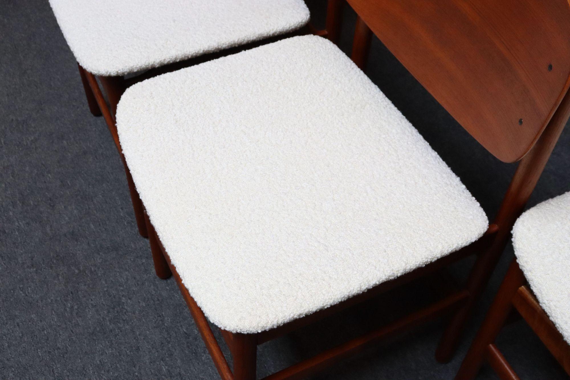 Acht moderne italienische Muschel-Esszimmerstühle aus Teak und Bouclé von Saporiti im Angebot 3
