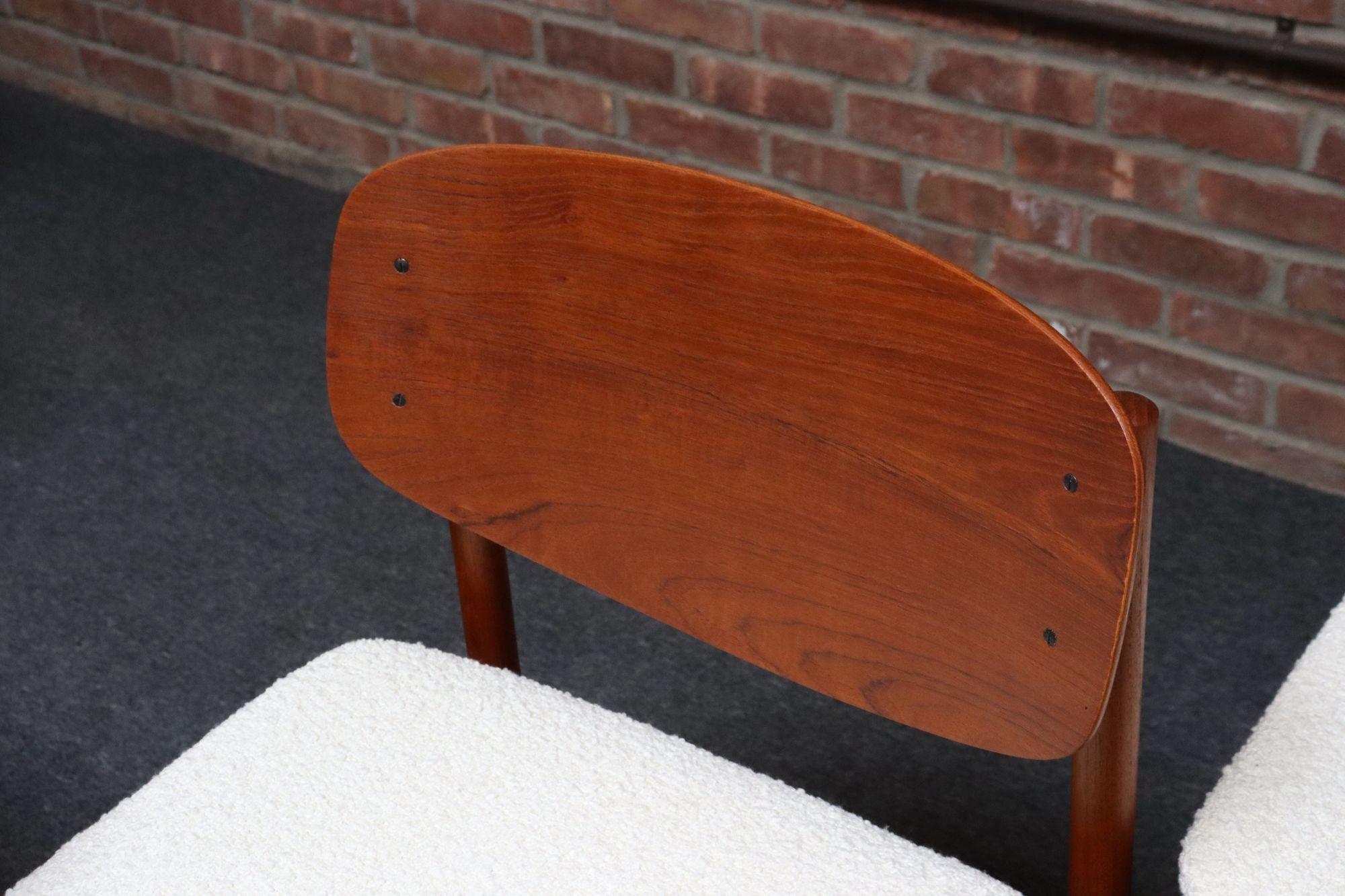 Acht moderne italienische Muschel-Esszimmerstühle aus Teak und Bouclé von Saporiti im Angebot 4