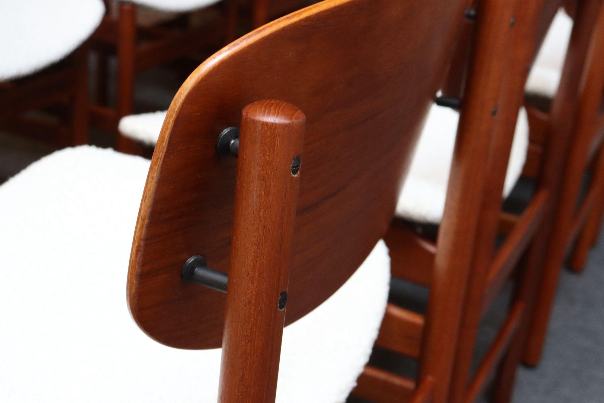 Acht moderne italienische Muschel-Esszimmerstühle aus Teak und Bouclé von Saporiti im Angebot 2
