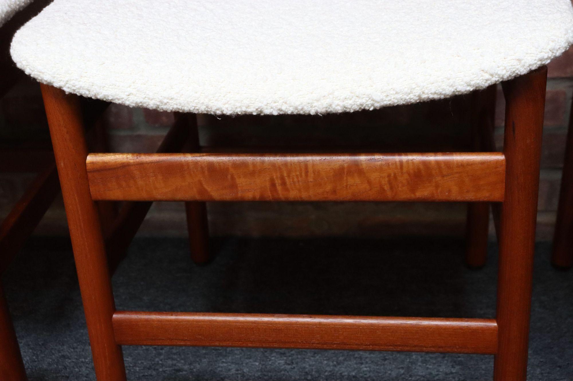 Acht moderne italienische Muschel-Esszimmerstühle aus Teak und Bouclé von Saporiti im Angebot 5