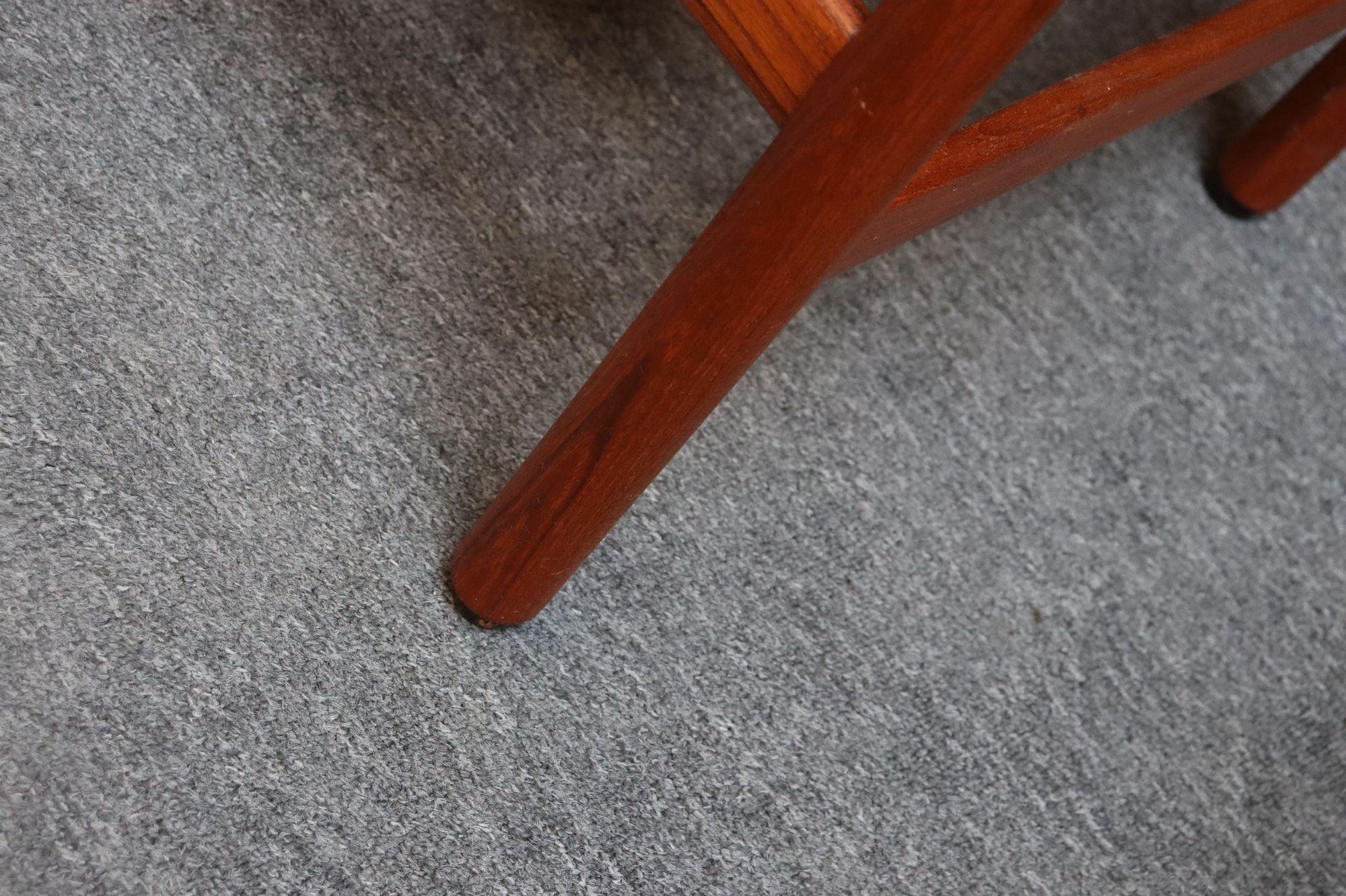 Acht moderne italienische Muschel-Esszimmerstühle aus Teak und Bouclé von Saporiti im Angebot 7
