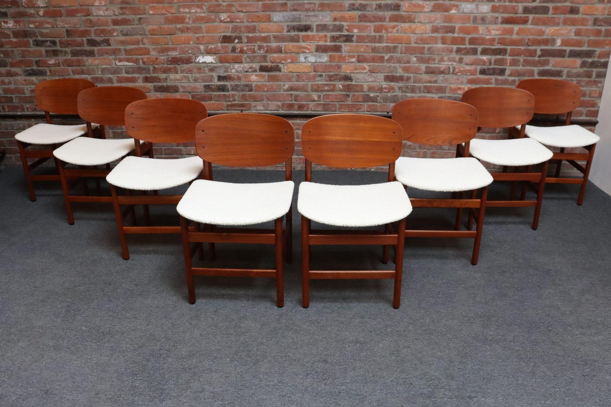 Satz von acht Esszimmerstühlen mit Teakholzrahmen und Sitz- und Rückenschalen aus geformtem Teaksperrholz von Fratelli Saporiti (ca. 1960er Jahre, Italien).
Die elegante, organische Form wird durch das schwebende Erscheinungsbild der Rückenlehnen