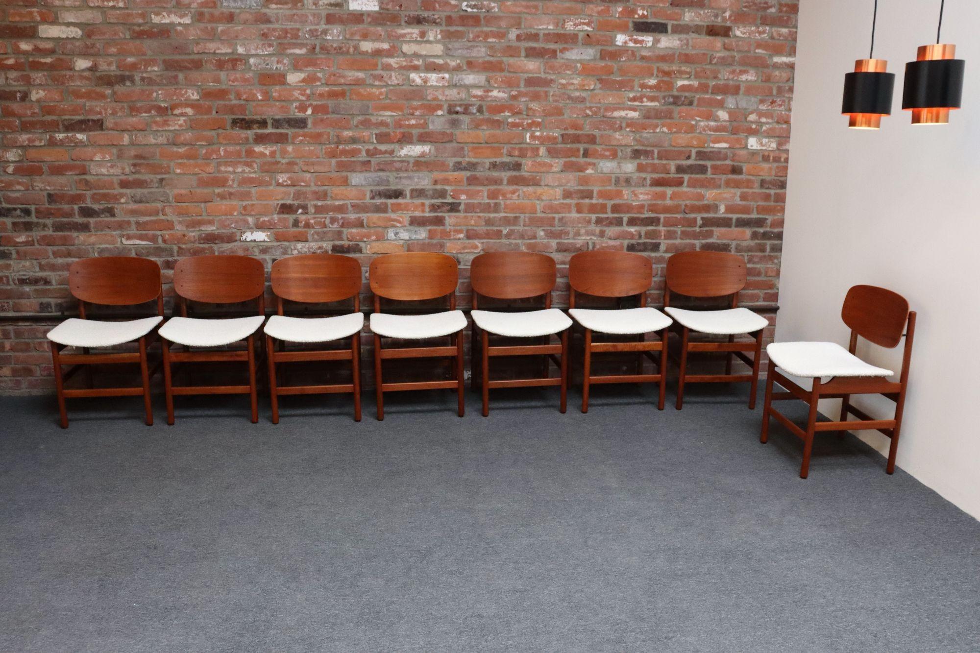 Acht moderne italienische Muschel-Esszimmerstühle aus Teak und Bouclé von Saporiti (Moderne der Mitte des Jahrhunderts) im Angebot