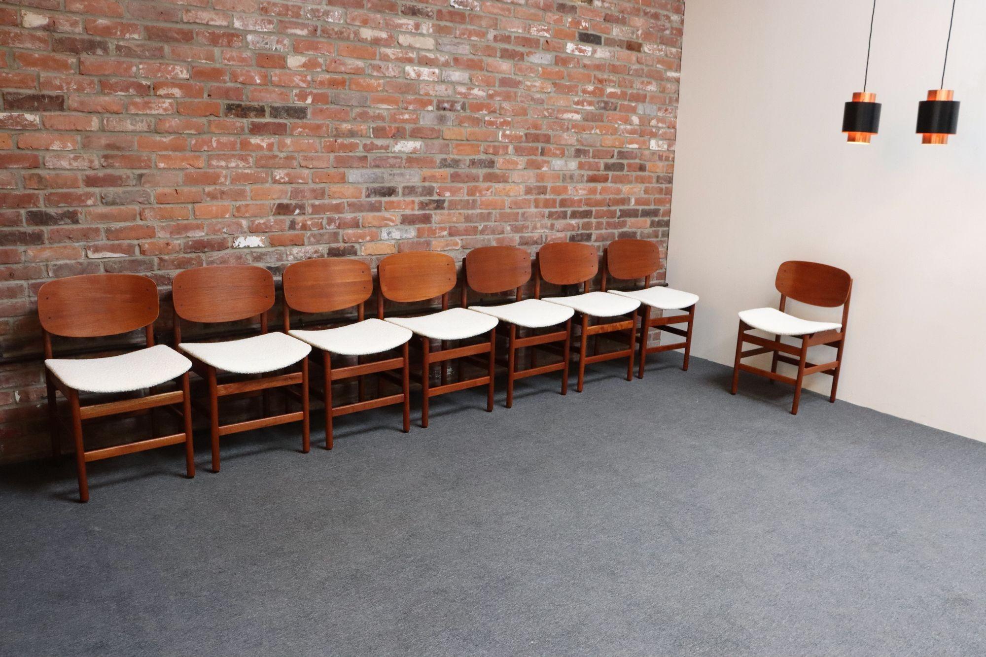 Acht moderne italienische Muschel-Esszimmerstühle aus Teak und Bouclé von Saporiti im Angebot 10