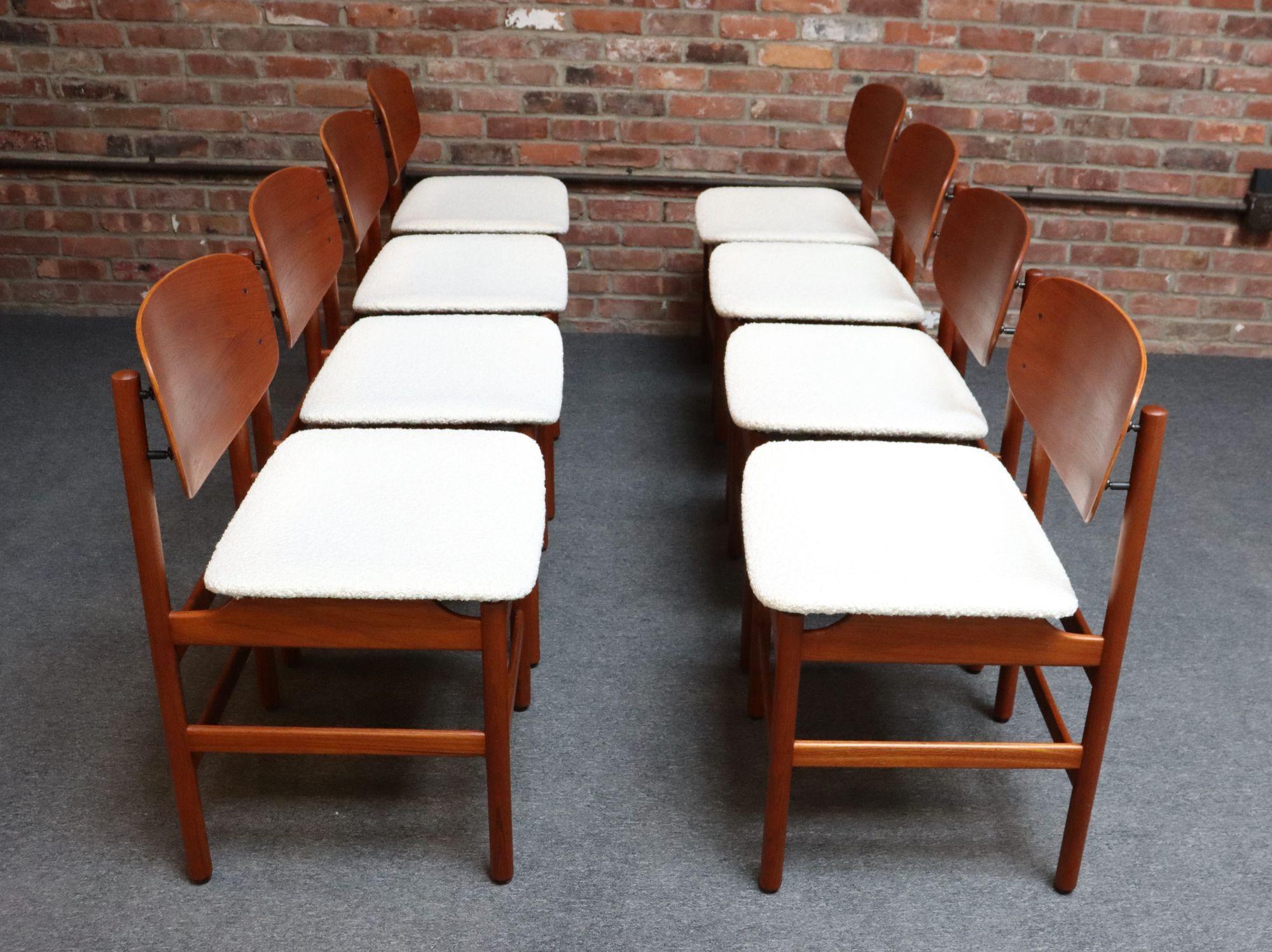 Acht moderne italienische Muschel-Esszimmerstühle aus Teak und Bouclé von Saporiti (Italienisch) im Angebot