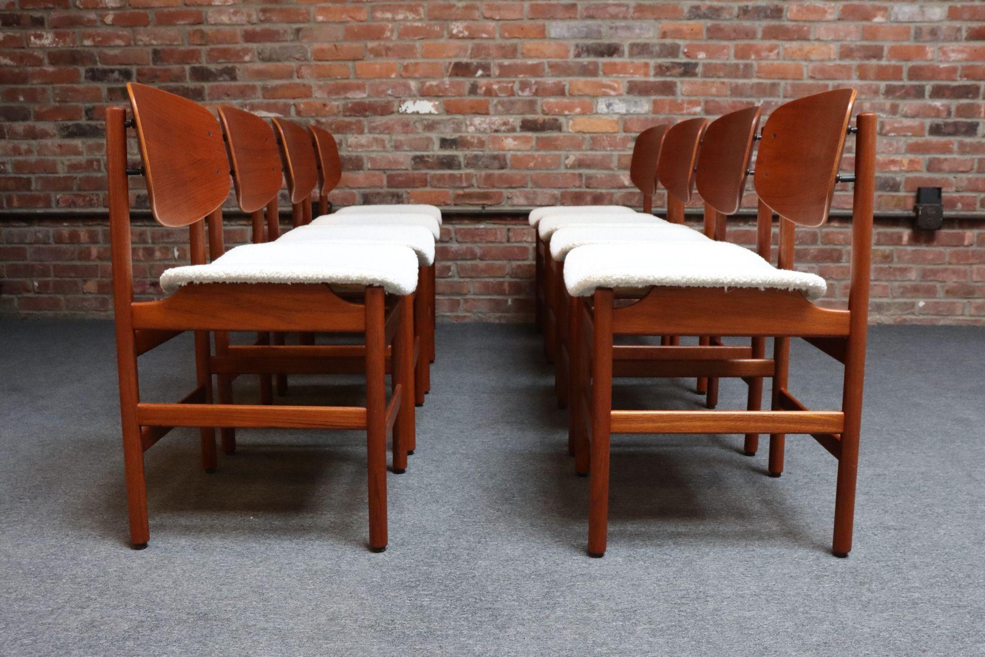 Acht moderne italienische Muschel-Esszimmerstühle aus Teak und Bouclé von Saporiti im Angebot 12
