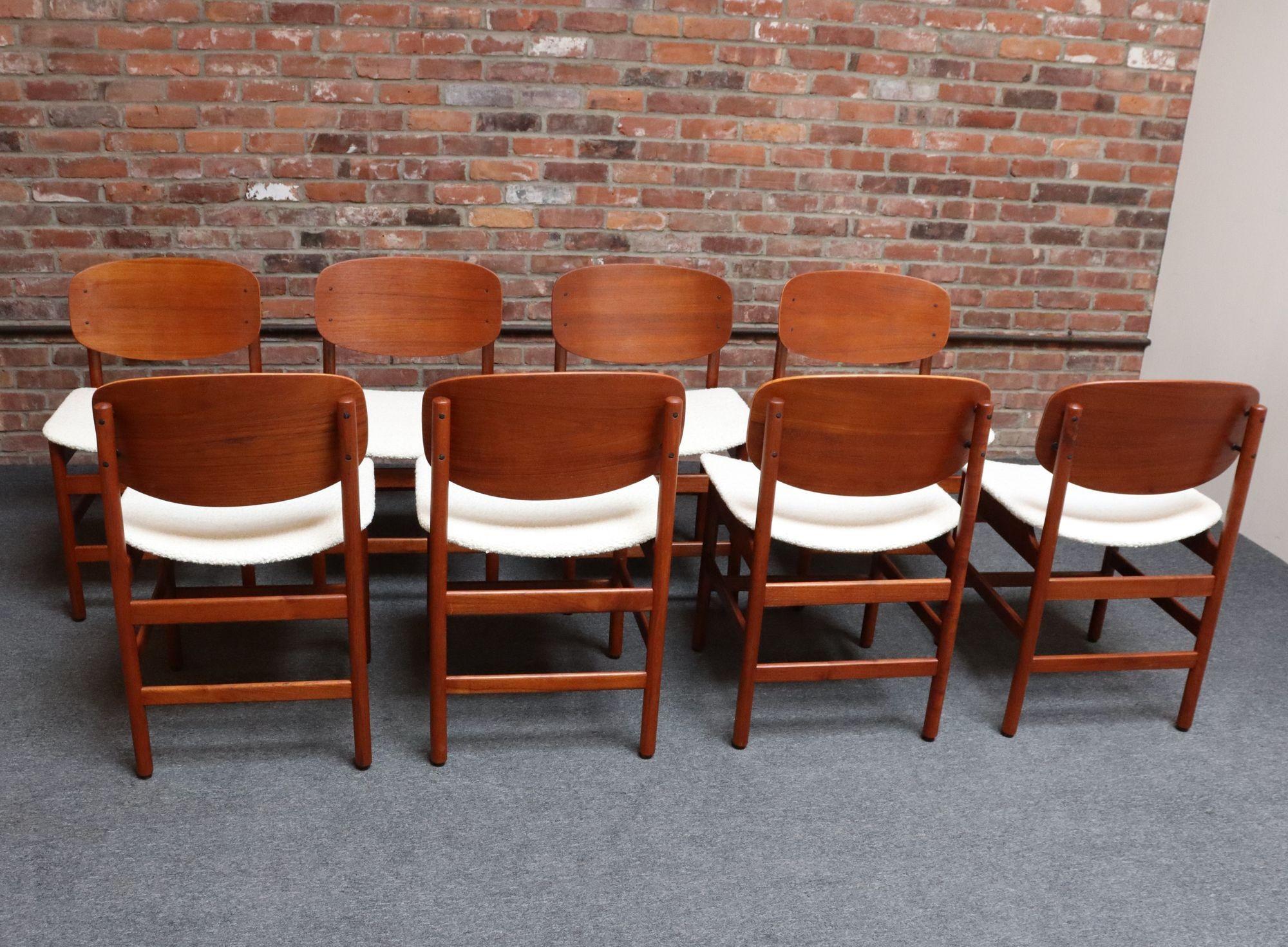 Acht moderne italienische Muschel-Esszimmerstühle aus Teak und Bouclé von Saporiti im Angebot 9