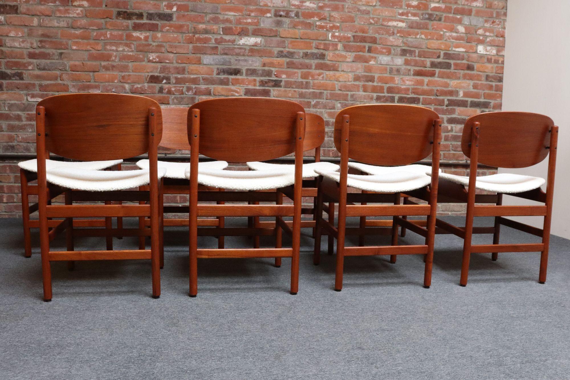 Acht moderne italienische Muschel-Esszimmerstühle aus Teak und Bouclé von Saporiti im Angebot 13