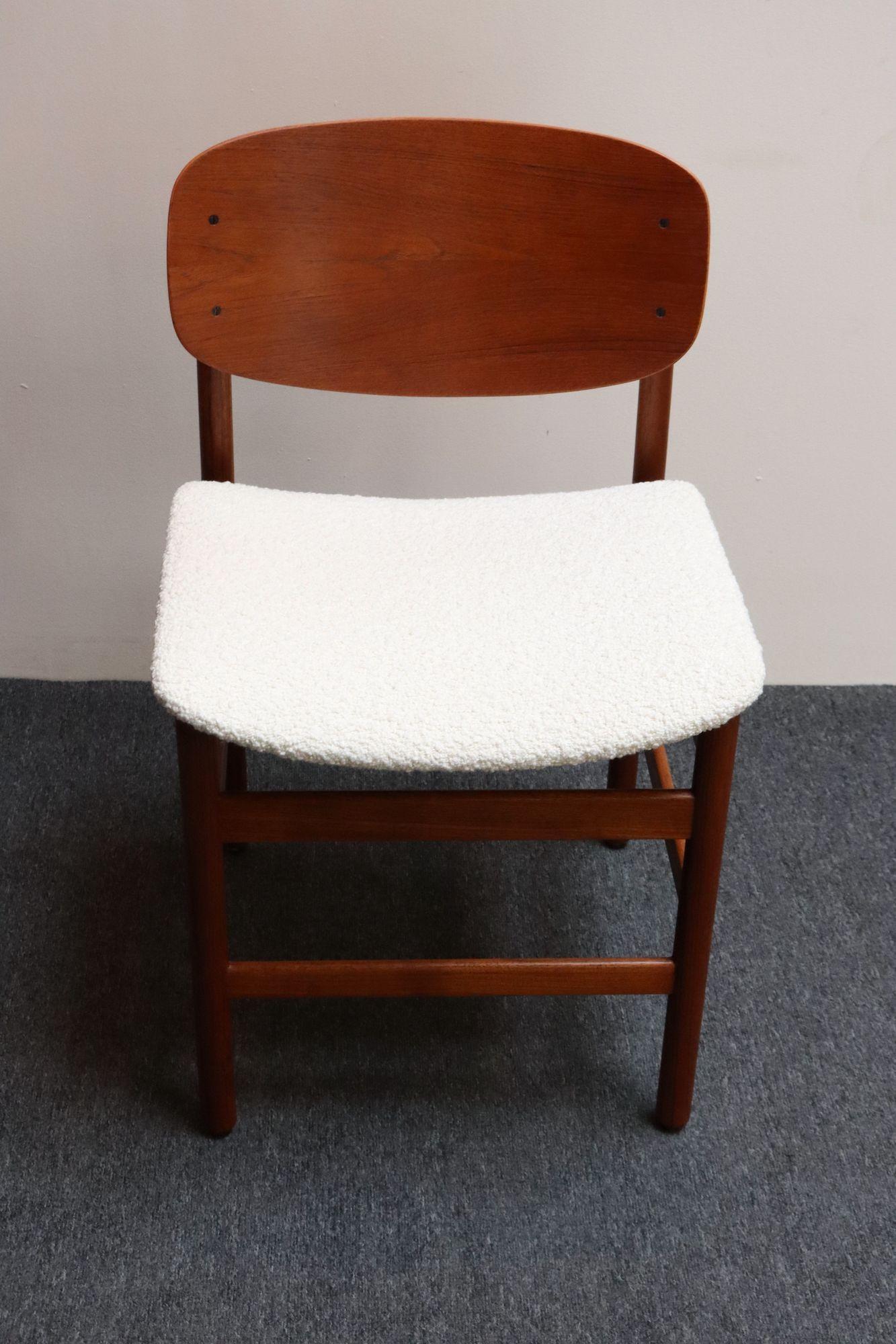 Acht moderne italienische Muschel-Esszimmerstühle aus Teak und Bouclé von Saporiti im Zustand „Gut“ im Angebot in Brooklyn, NY