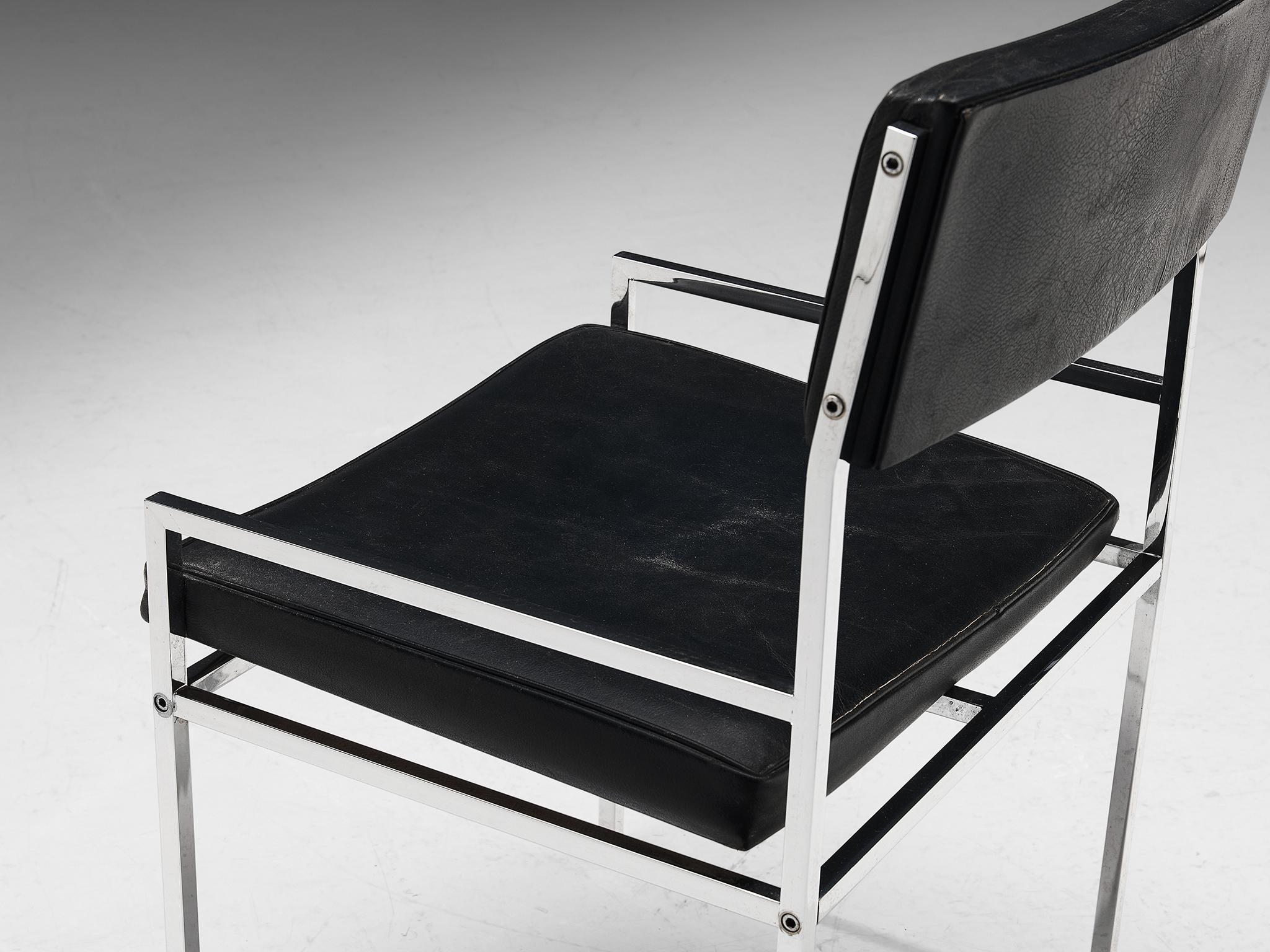 Juego de ocho sillas de comedor postmodernas italianas de cromo y cuero negro en venta 1