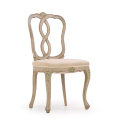 Satz von acht geschnitzten und bemalten Esszimmerstühlen im italienischen Rokoko-Stil, um 1880.