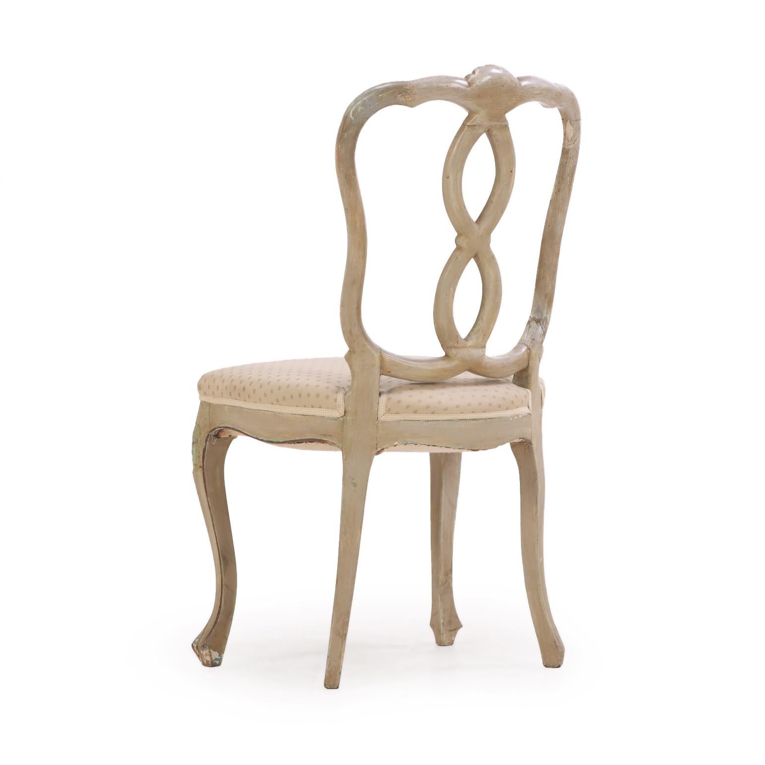Rococo Ensemble de huit chaises de salle à manger italiennes de style rococo, sculptées et peintes, C. 1880. en vente