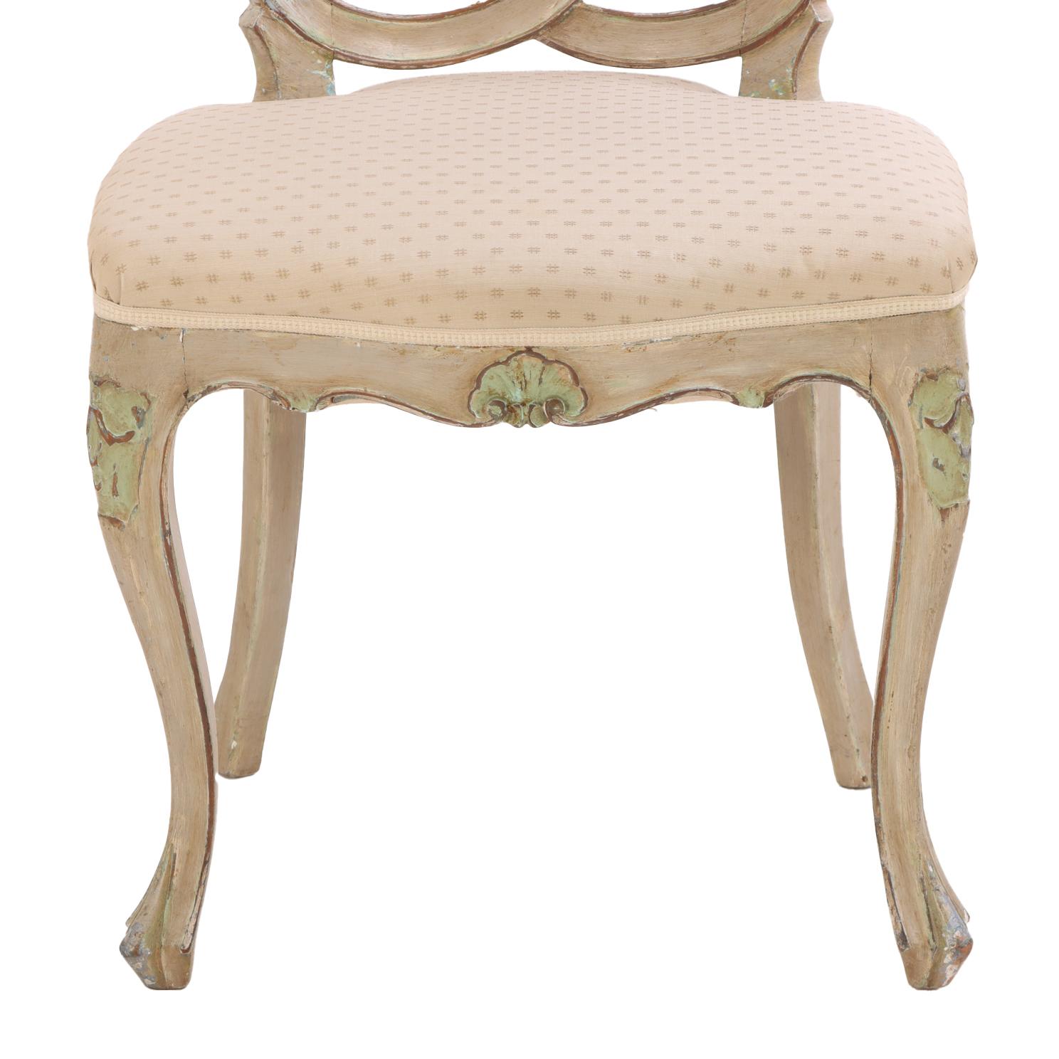 Sculpté Ensemble de huit chaises de salle à manger italiennes de style rococo, sculptées et peintes, C. 1880. en vente