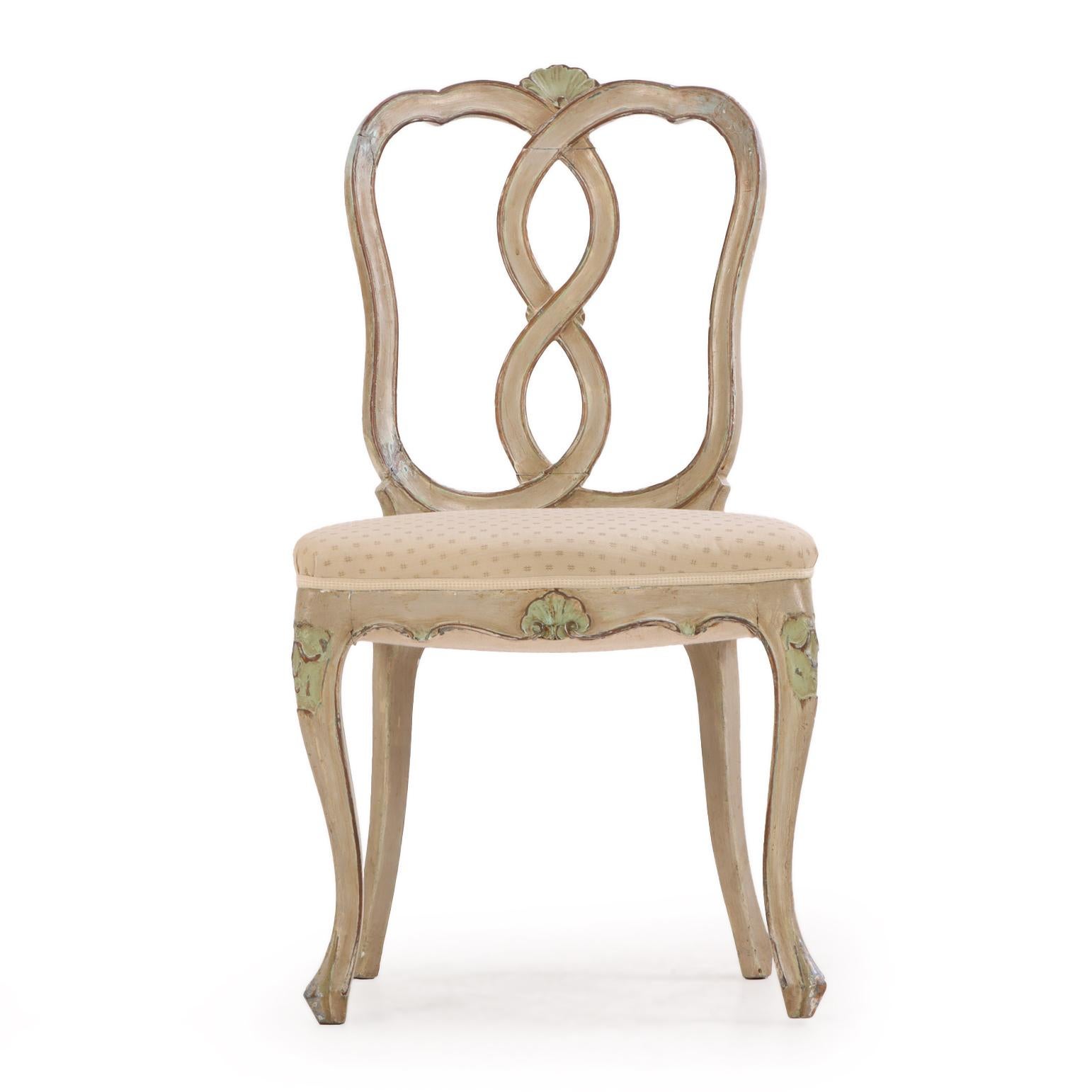 Ensemble de huit chaises de salle à manger italiennes de style rococo, sculptées et peintes, C. 1880. Bon état - En vente à Philadelphia, PA