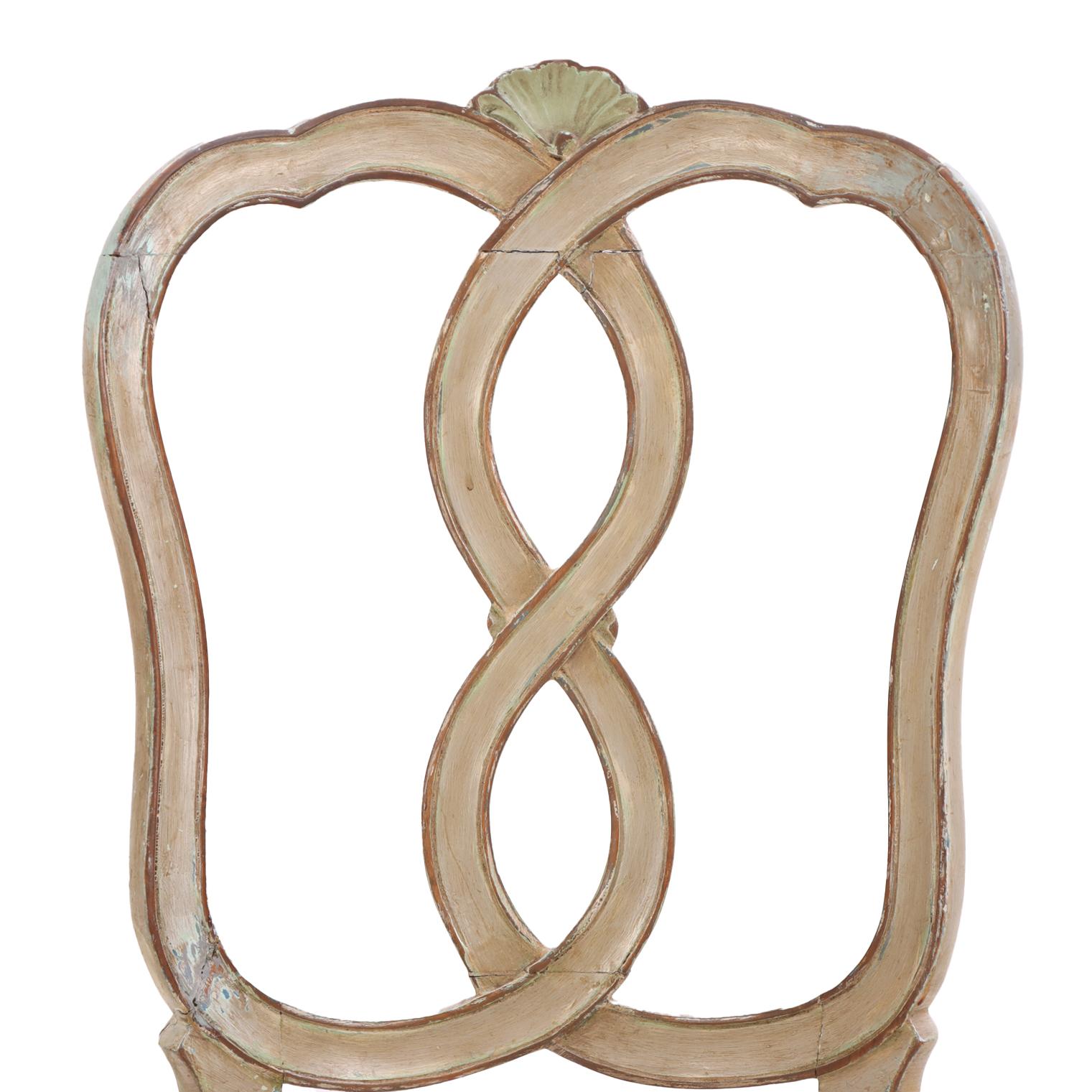 XIXe siècle Ensemble de huit chaises de salle à manger italiennes de style rococo, sculptées et peintes, C. 1880. en vente