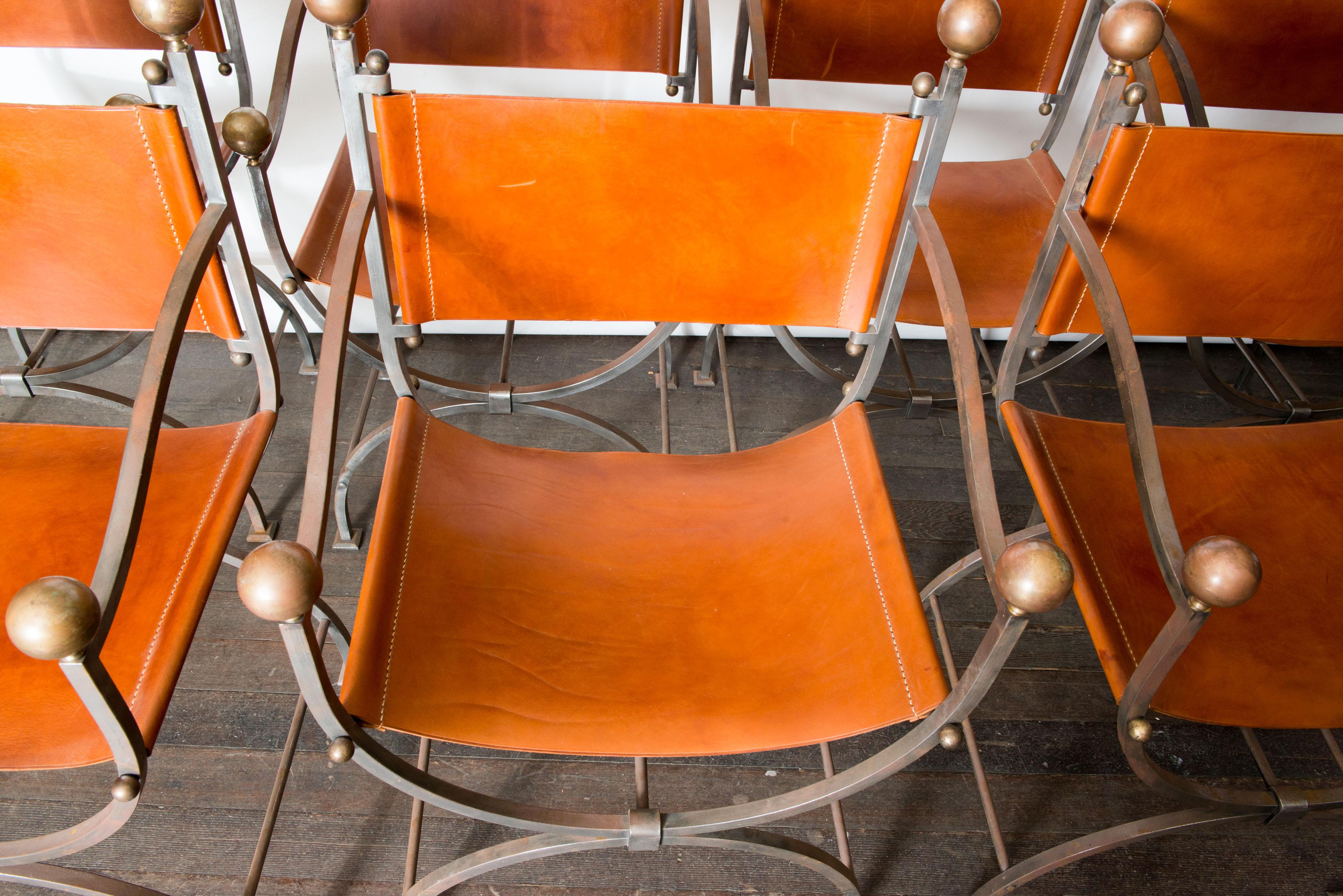 Ensemble de huit chaises curules italiennes en acier et cuir en vente 6