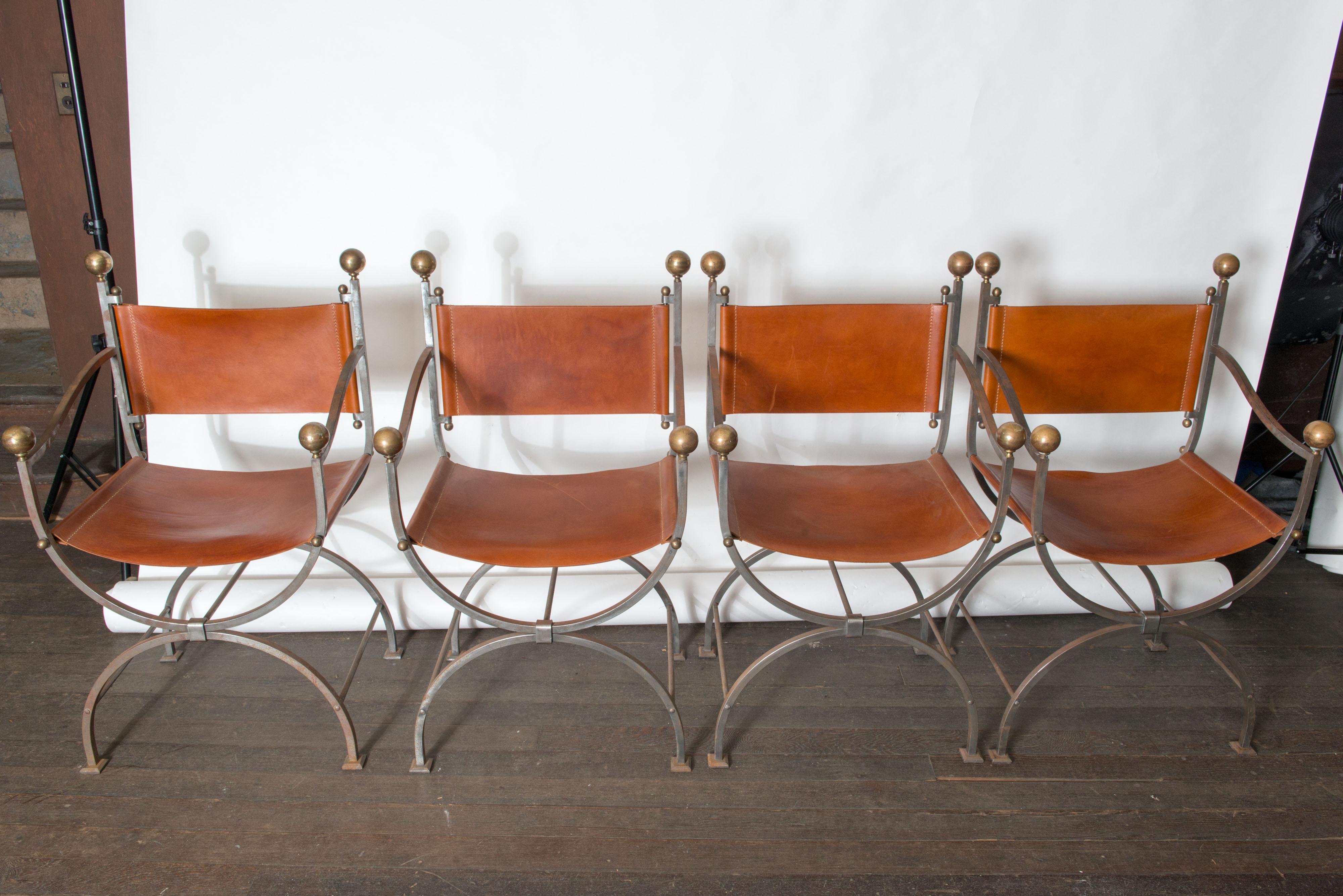 Ensemble de huit chaises curules italiennes en acier et cuir en vente 7