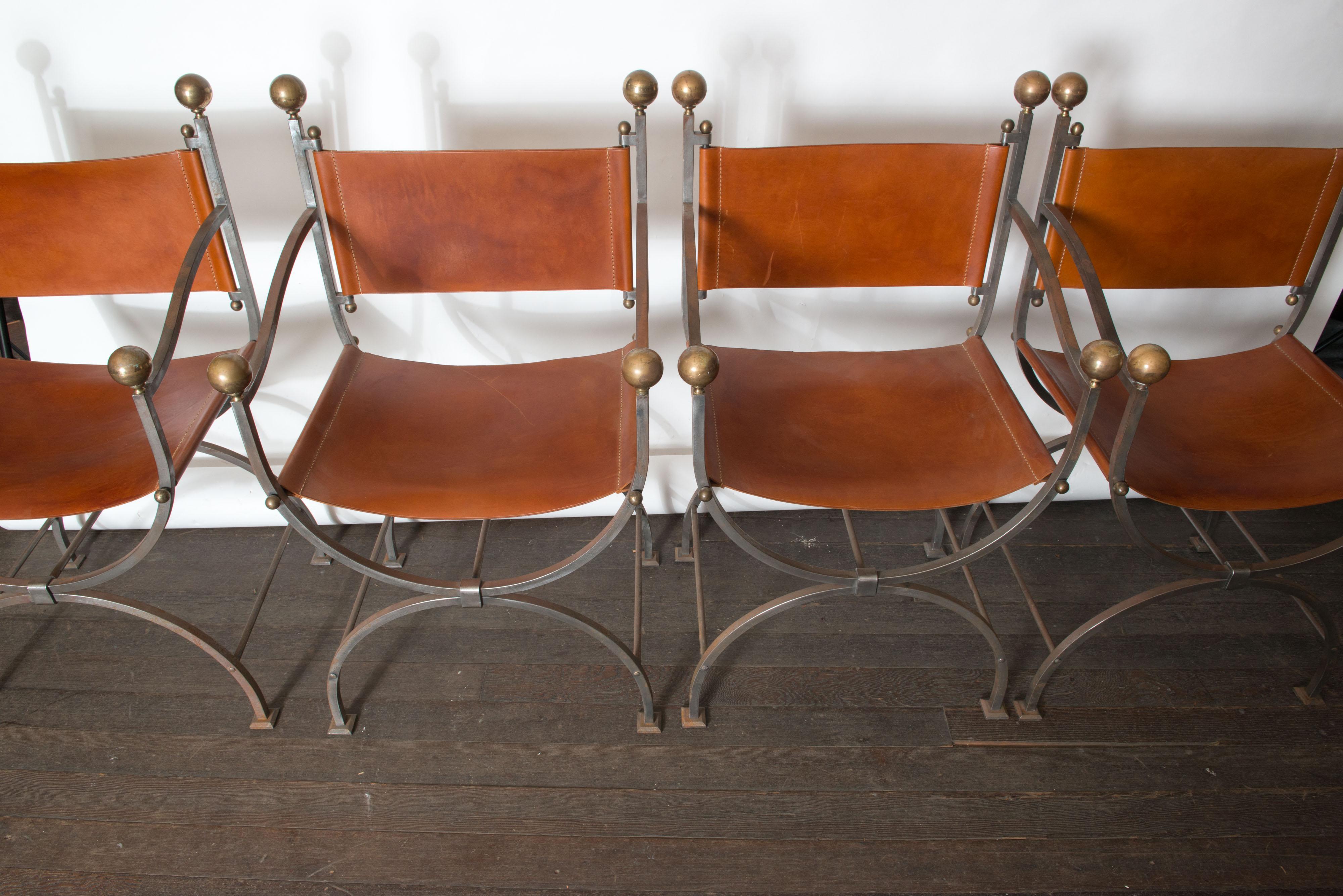 Ensemble de huit chaises curules italiennes en acier et cuir en vente 8