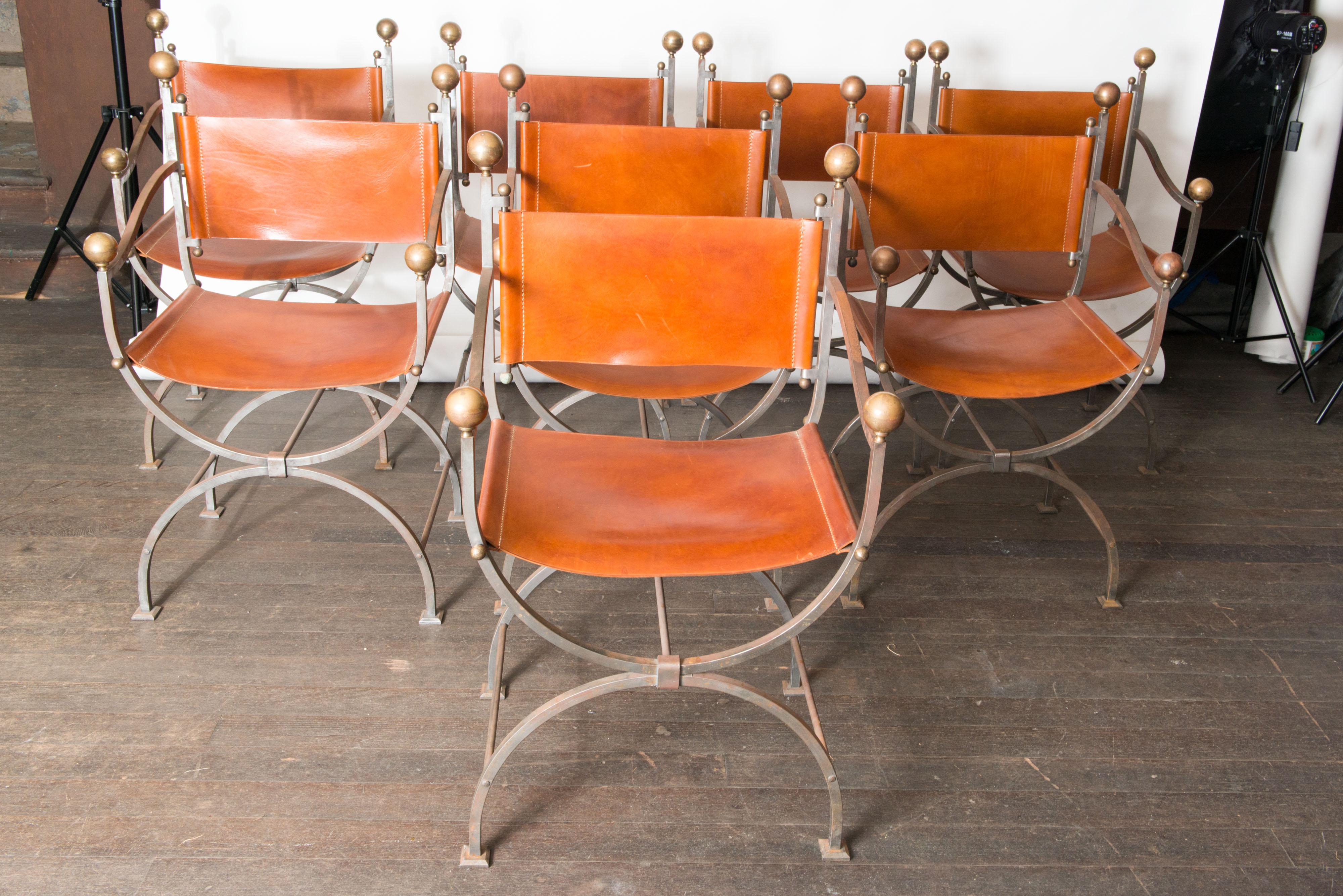 Romain classique Ensemble de huit chaises curules italiennes en acier et cuir en vente