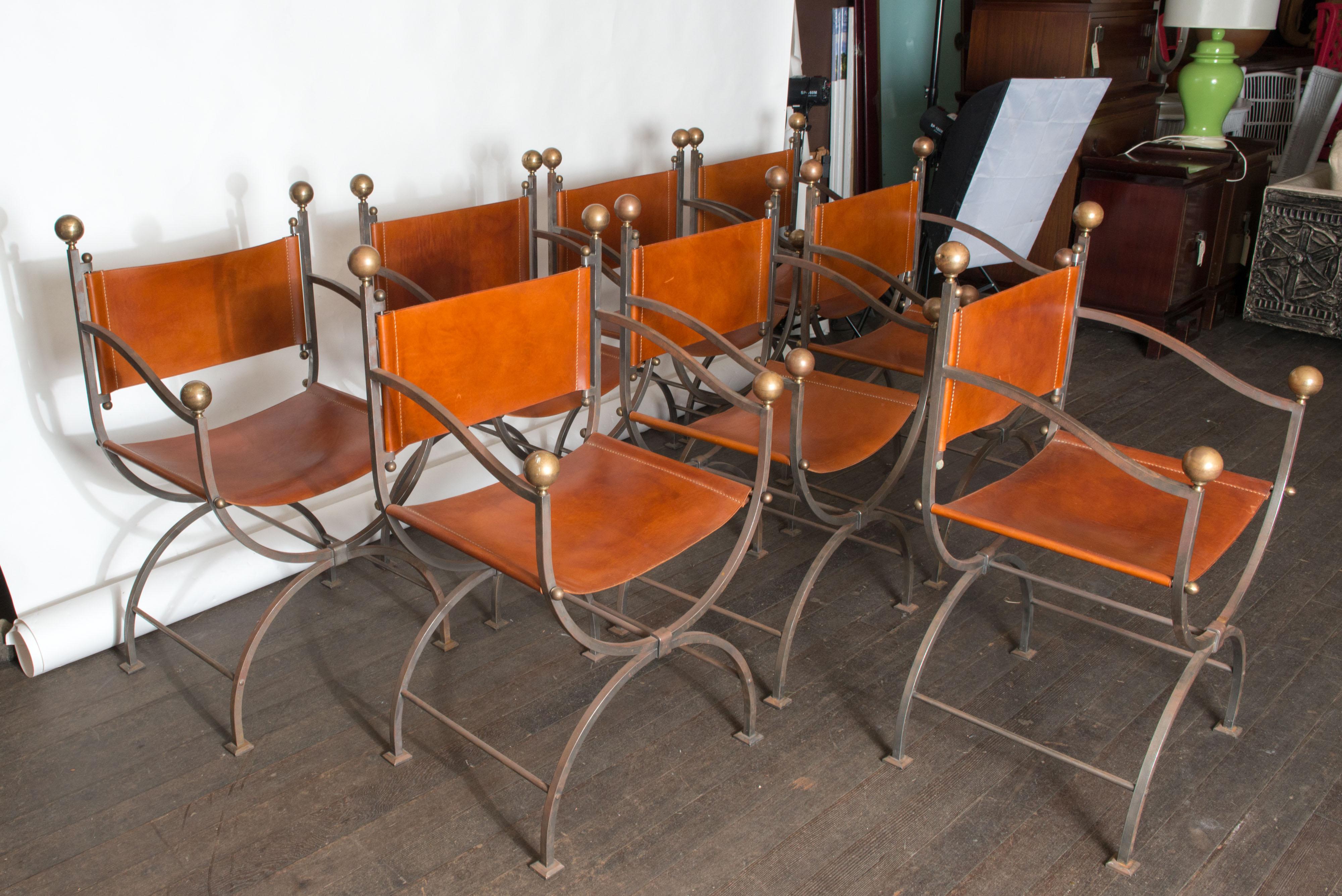Ensemble de huit chaises curules italiennes en acier et cuir Bon état - En vente à Stamford, CT