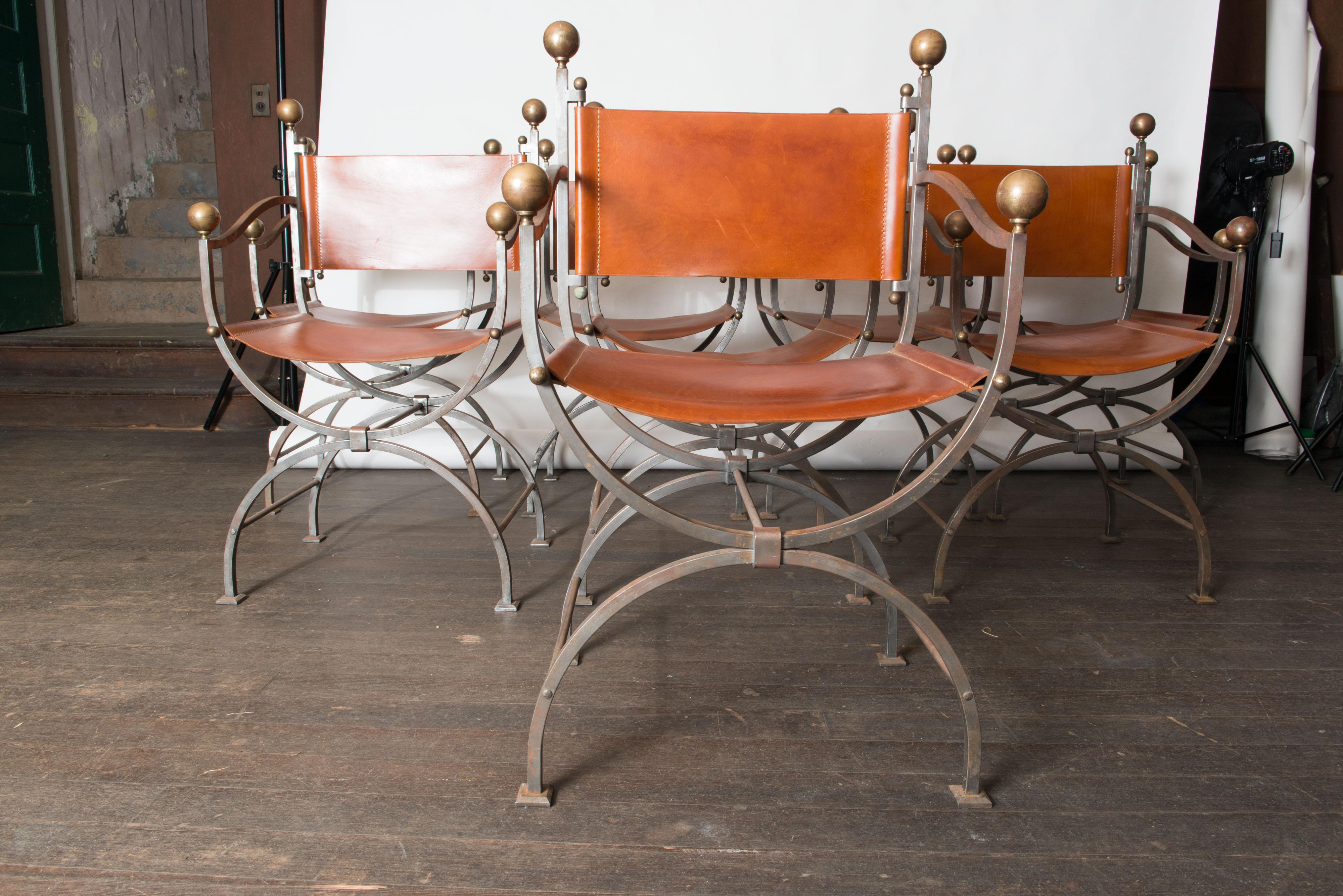 20ième siècle Ensemble de huit chaises curules italiennes en acier et cuir en vente