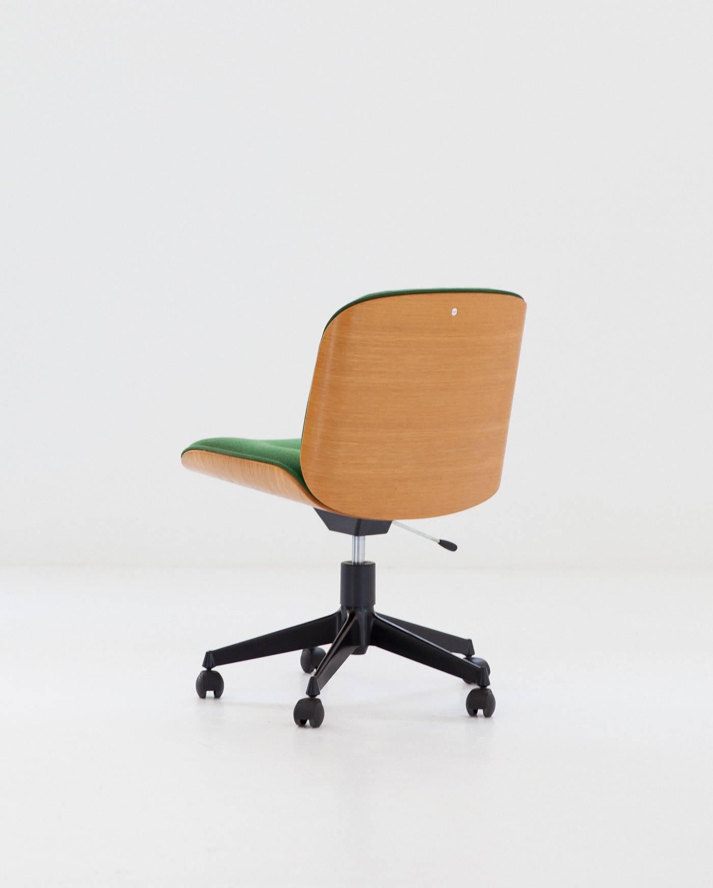 Office swivel chairs designed by Ico Parisi and produced by M.I.M. (Mobili Italiani Moderni) Roma, Italy, 1960s.
Curved wooden frame, it seems to be oak wood but we are not completely sure. Metal black lacquered legs and original green fabric.
The