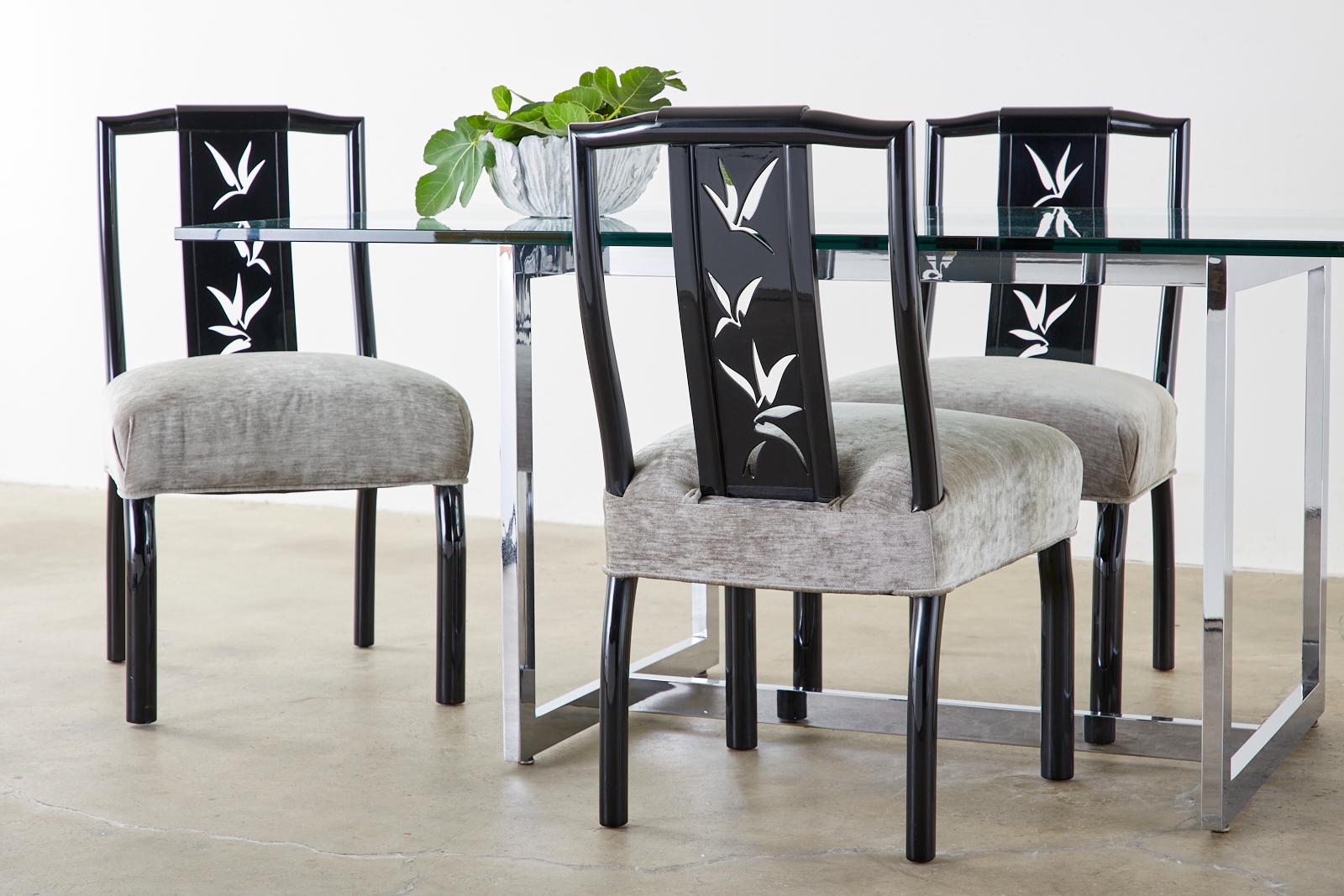 Prächtiger Satz von acht schwarz lackierten Mid-Century Modern Esszimmerstühlen, entworfen von James Mont. Die Stühle verfügen über eine mit asiatischen Blättern verzierte Rückenlehne und eine dramatische Hochglanzlackierung. Die Rahmen sind aus
