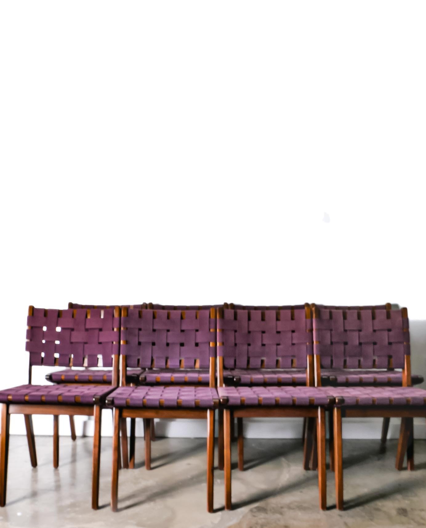 Conçue à l'origine par Jens Risom en 1941, la chaise d'appoint Risom illustre le design moderne dans ce qu'il a de plus utilitaire. En utilisant des sangles militaires et des cadres en érable massif, Risom a créé ce design emblématique qui est aussi