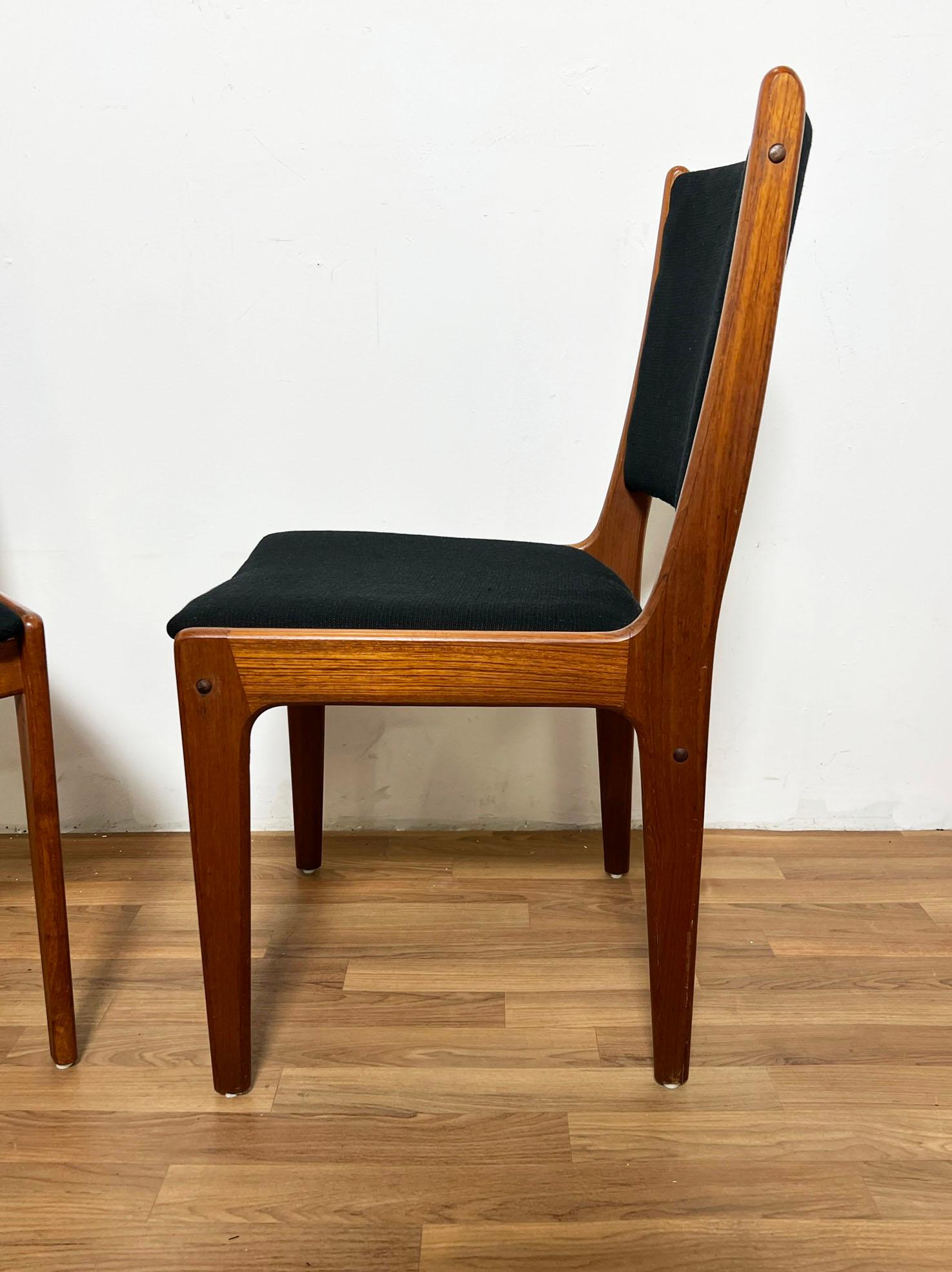 Scandinavian Modern Set of Eight Johannes Andersen Danish Teak Dining Chairs Circa 1960s