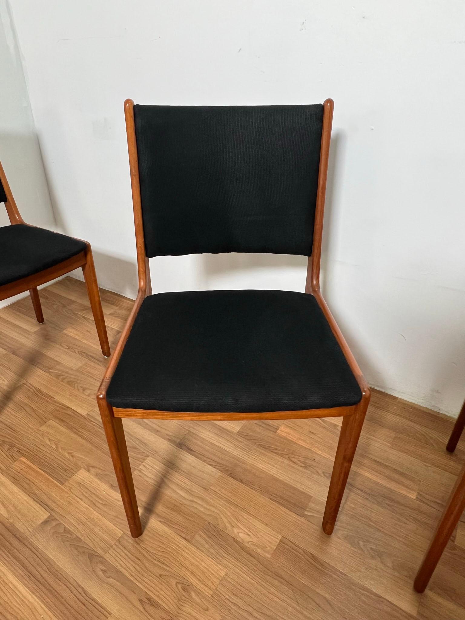 Set of Eight Johannes Andersen Danish Teak Dining Chairs Circa 1960s In Good Condition In Peabody, MA