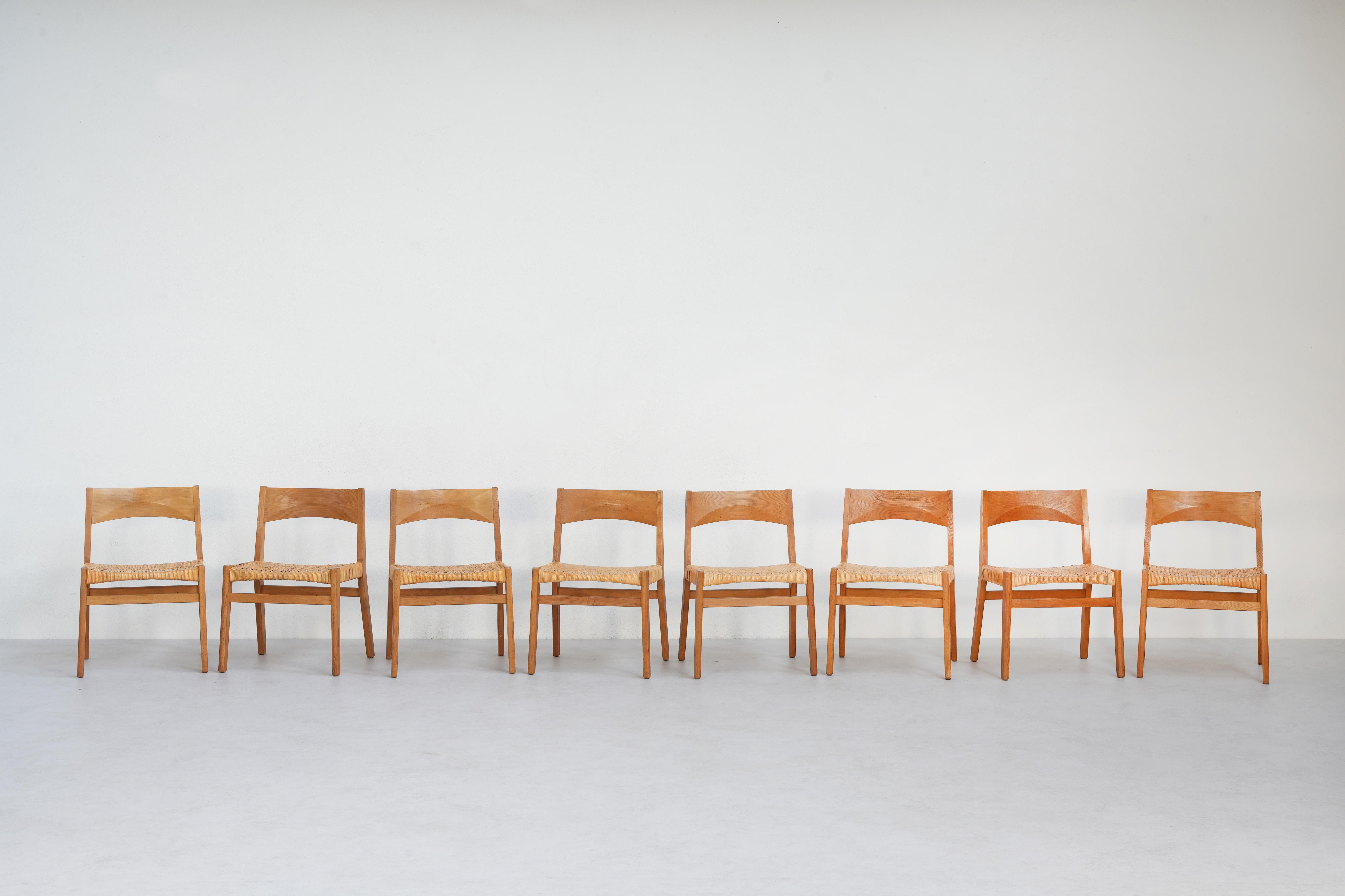 Ein schöner Satz von acht Esszimmerstühlen, entworfen von John Vedel Rieper und hergestellt von Källemo, Dänemark 1962.

Diese schönen Stühle gibt es in einer speziellen Ausführung mit einem Rohrgeflecht im Fischgrätmuster. Zusammen mit der