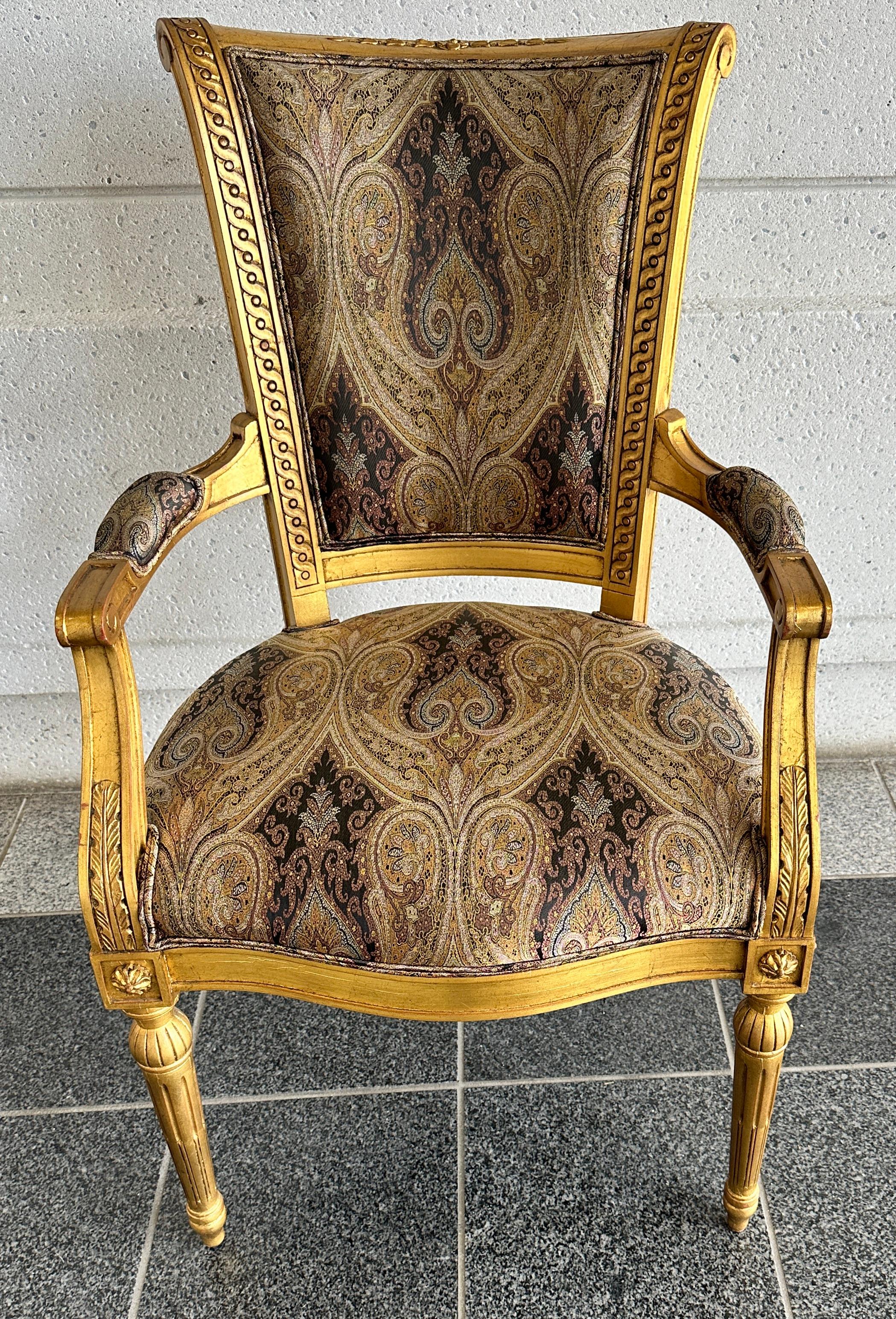 Karges, sedie da pranzo francesi in stile Luigi XVI con gambe affusolate e scanalate - set di 8. L'articolo presenta (2) poltrone dorate, (6) sedie laterali colorate splendidamente imbottite, artigianato americano di qualità, grande stile e forma.