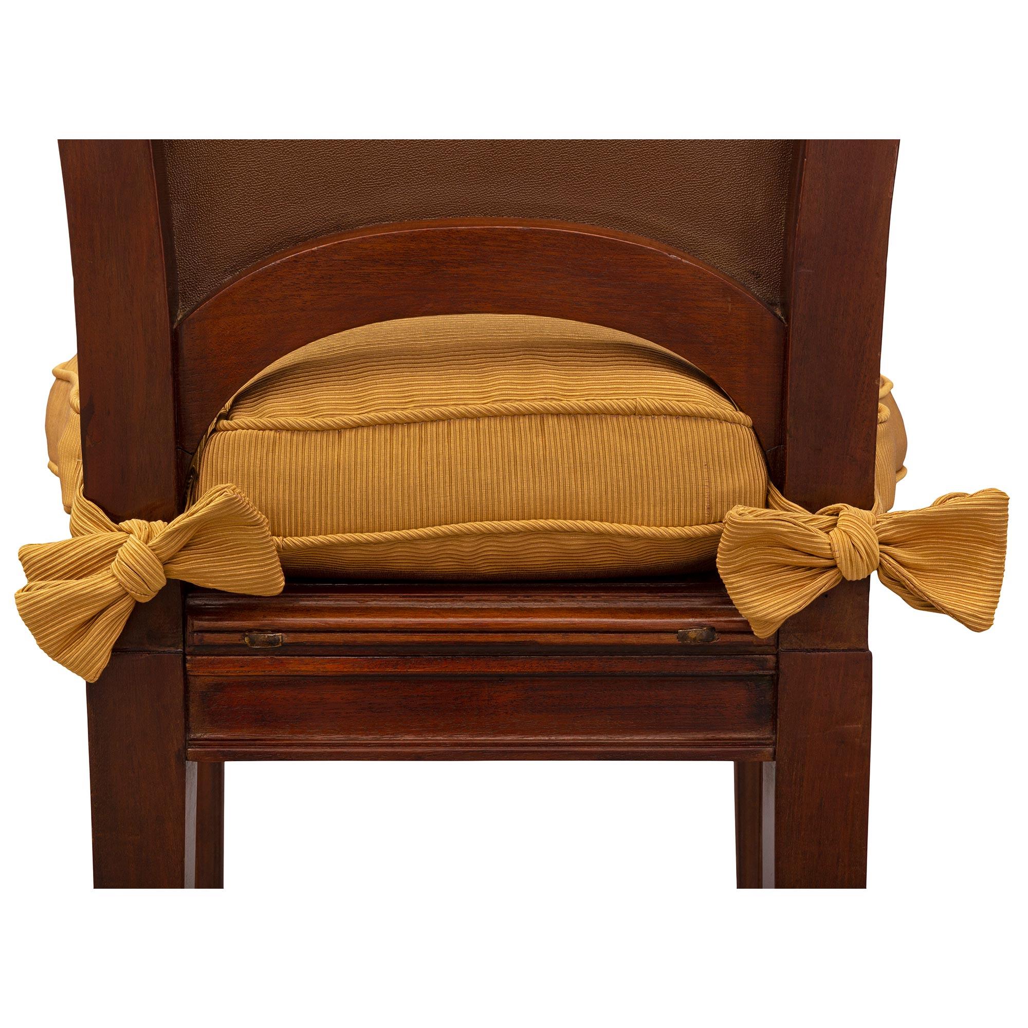 Set di otto sedie in mogano e pelle in stile Luigi XVI della fine del XIX secolo in vendita 2