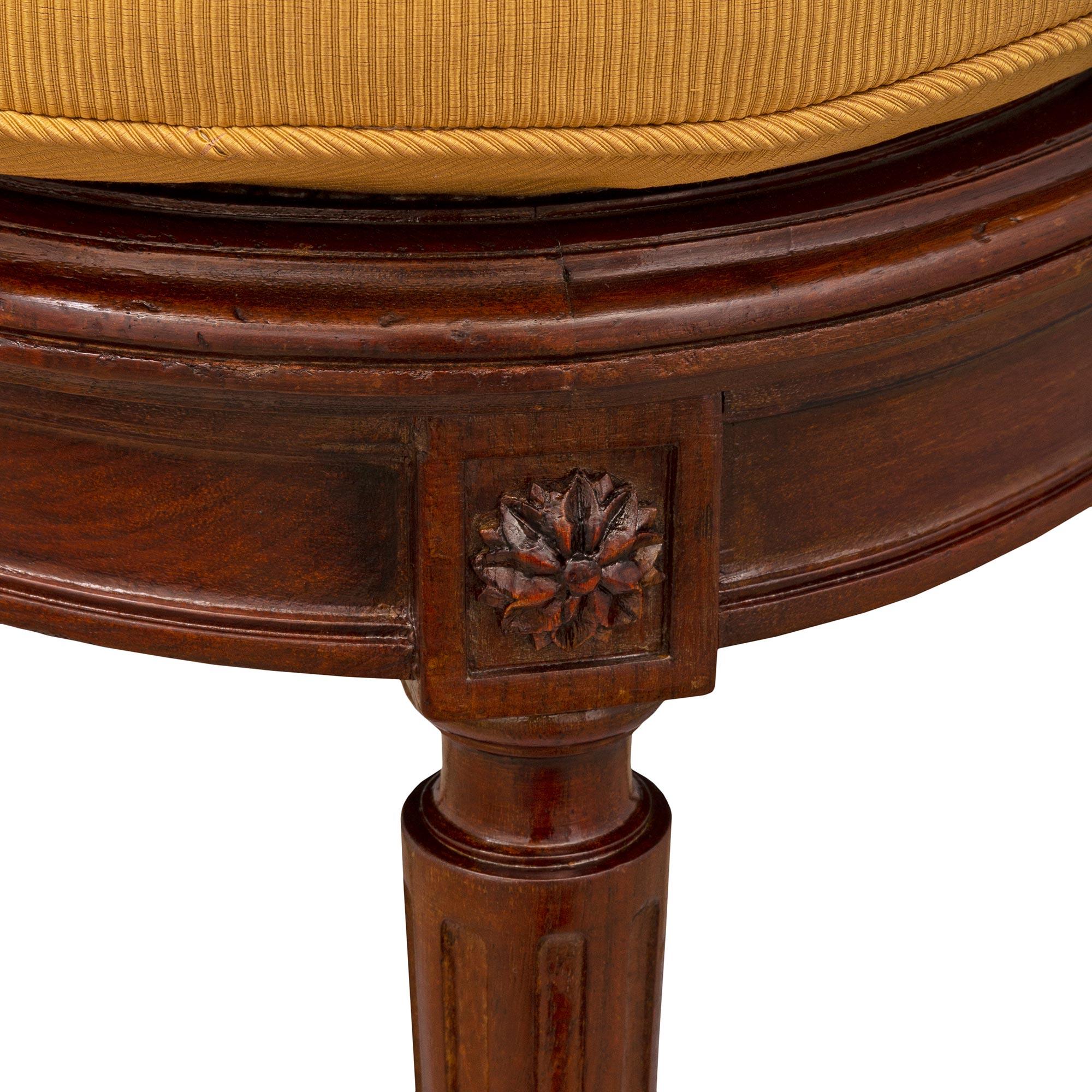 Set di otto sedie in mogano e pelle in stile Luigi XVI della fine del XIX secolo in vendita 3