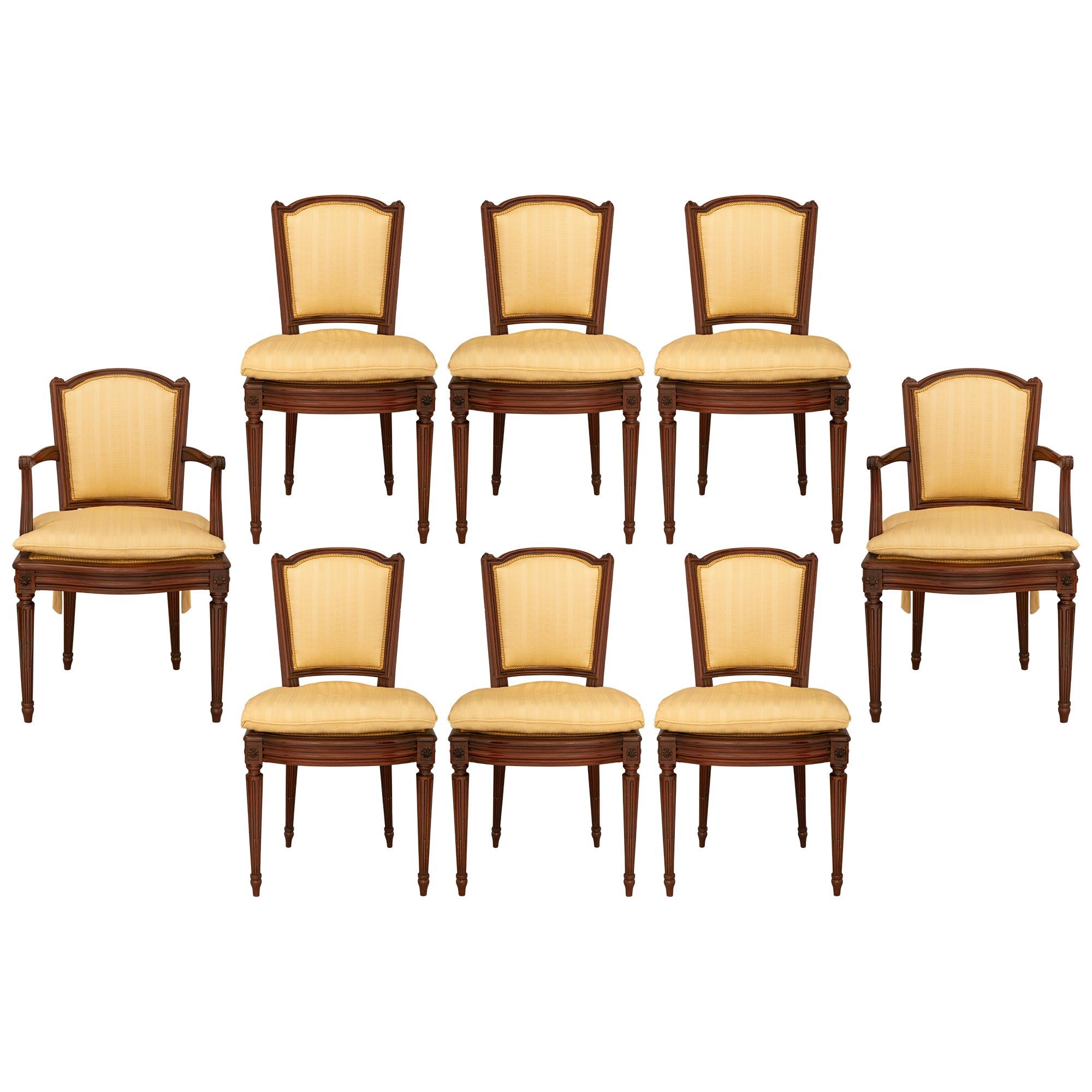 Ensemble de huit chaises de salle à manger en acajou de style Louis XVI de la fin du XIXe siècle