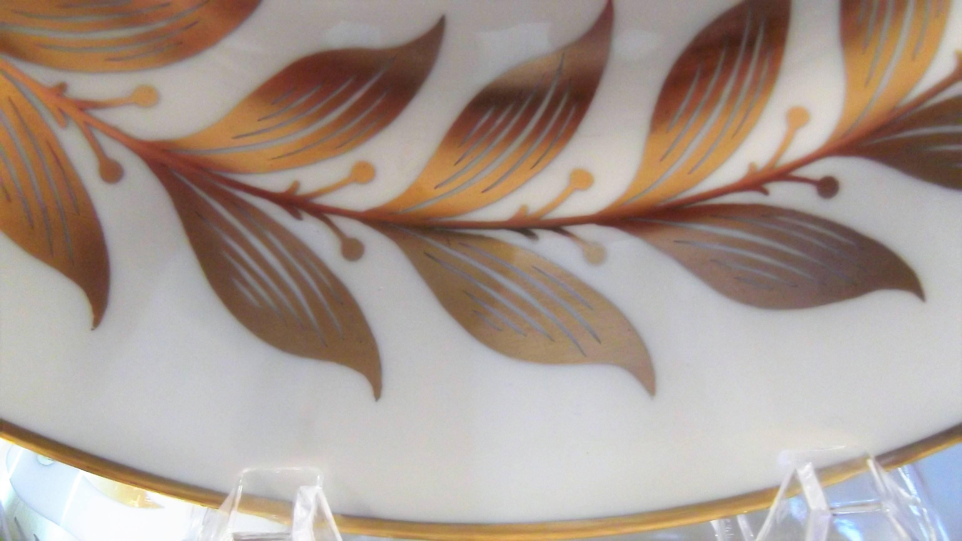 Hollywood Regency Set of Eight Laurel Leaf Gilt Service Plates, circa 1950