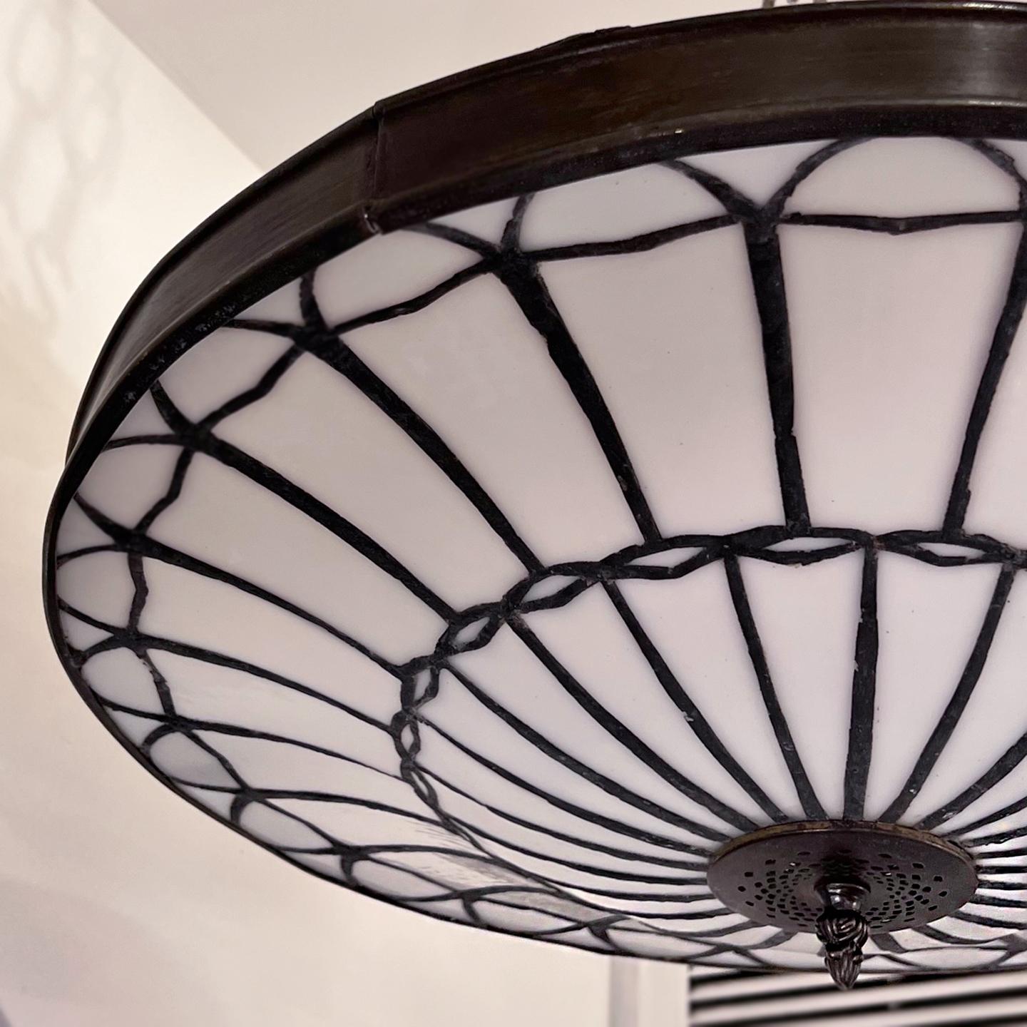 Set di lampade a sospensione in vetro piombato, vendute singolarmente In condizioni buone in vendita a New York, NY