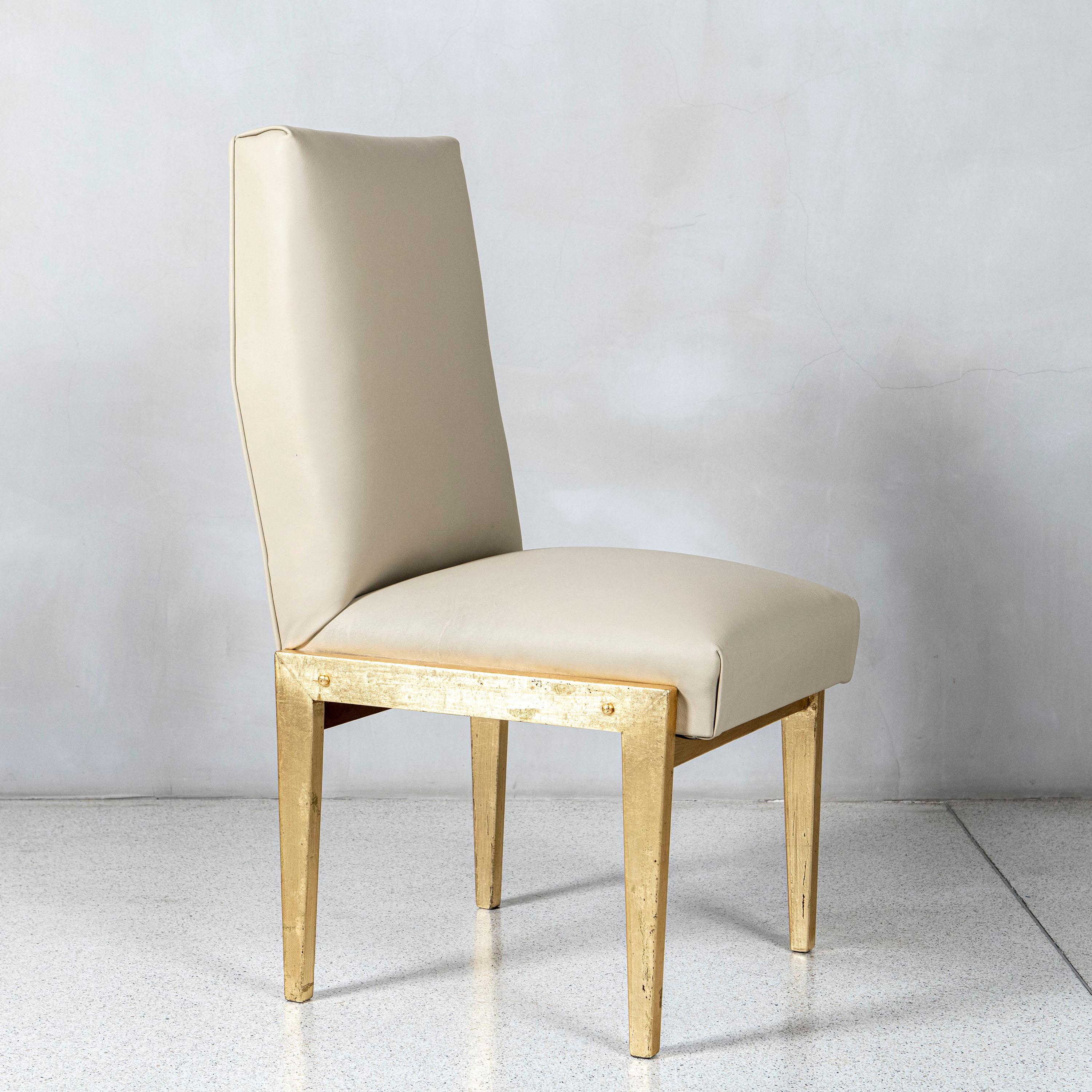 Mid-Century Modern Ensemble de huit chaises en cuir et feuilles d'or. Italie, milieu du 20e siècle. en vente