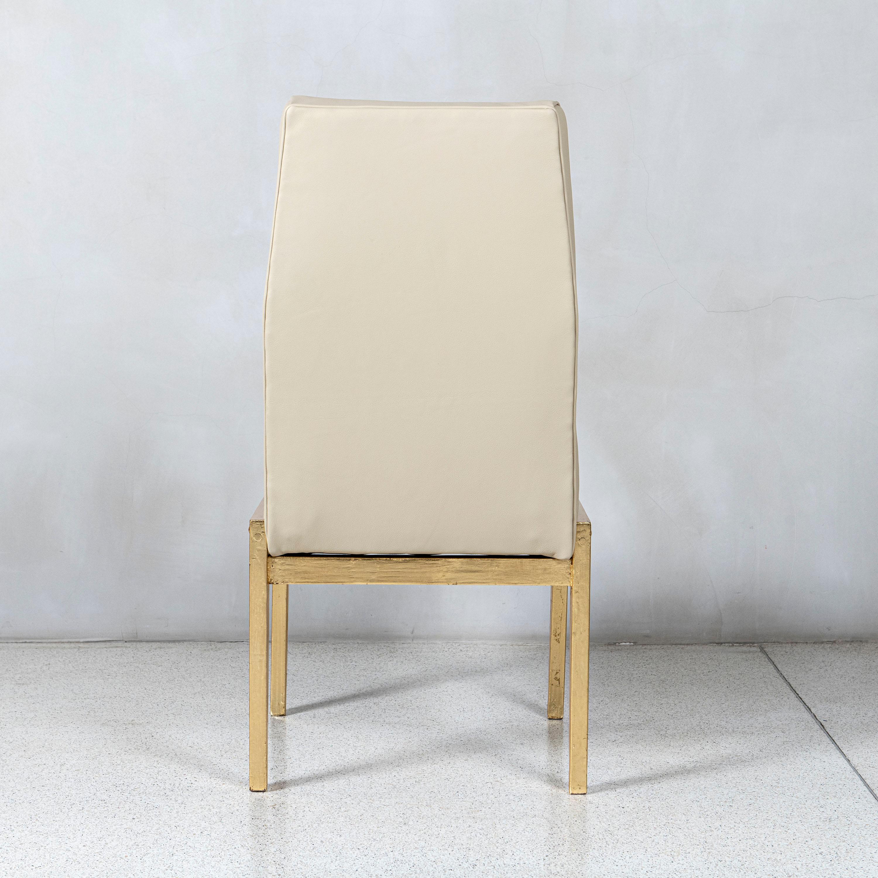 20ième siècle Ensemble de huit chaises en cuir et feuilles d'or. Italie, milieu du 20e siècle. en vente