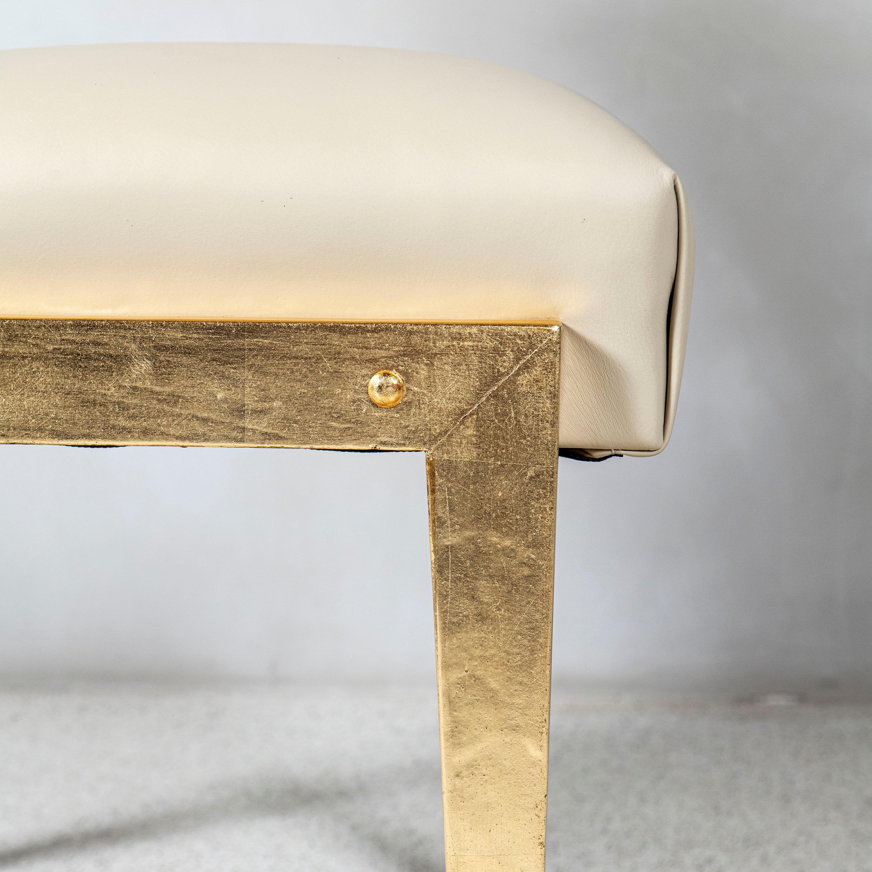 Ensemble de huit chaises en cuir et feuilles d'or. Italie, milieu du 20e siècle. en vente 2