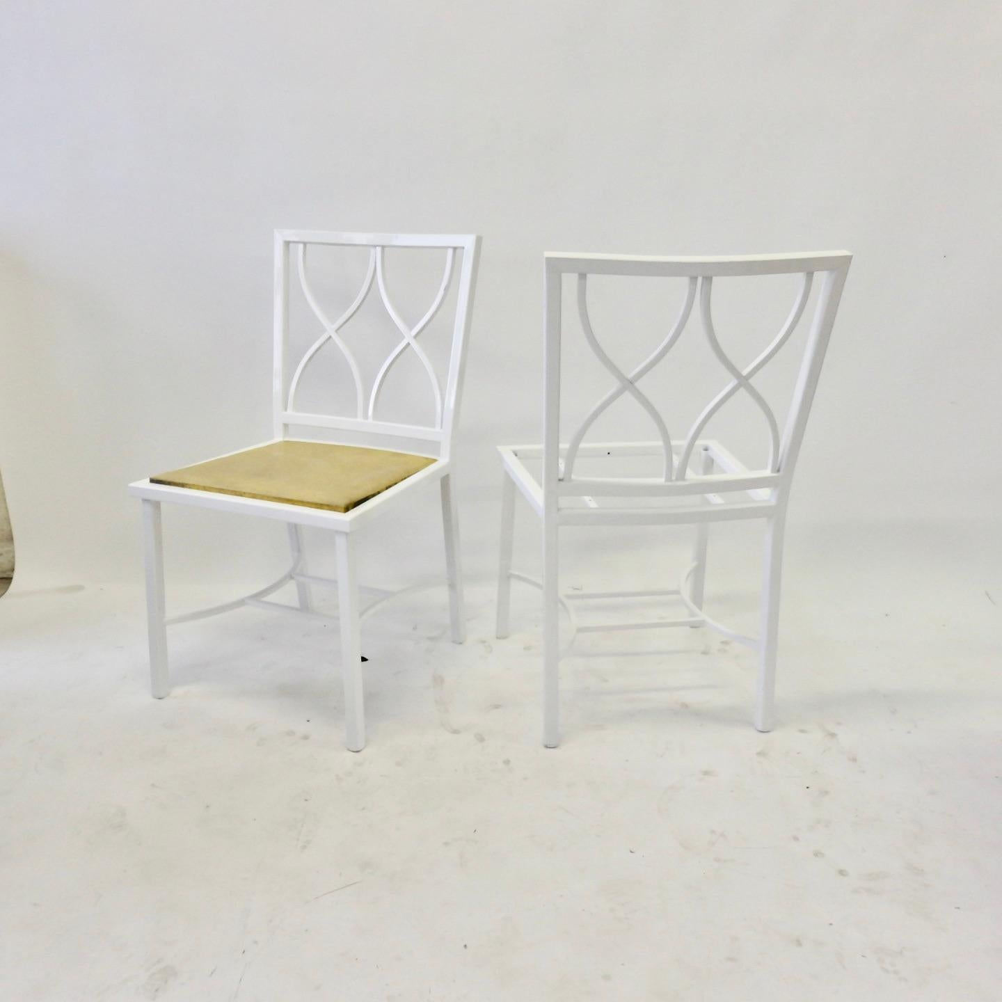 Acht-Licht-Set Set  Weiße Aluminiumstühle mit weißem Ozeano-Leinen (Moderne der Mitte des Jahrhunderts) im Angebot